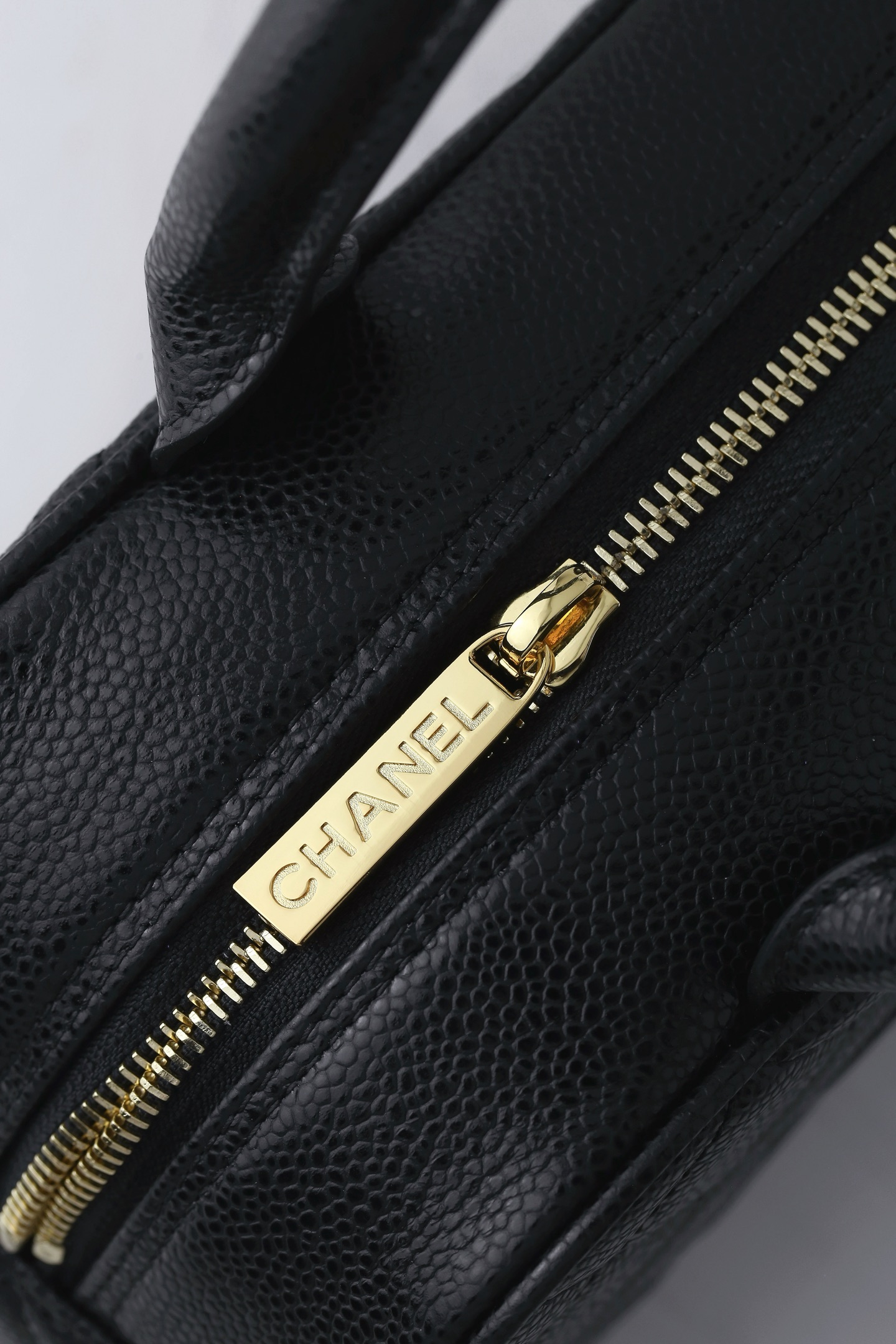CHANEL 20996 Vintage Caviar Leather Bowling Bag - Image 7