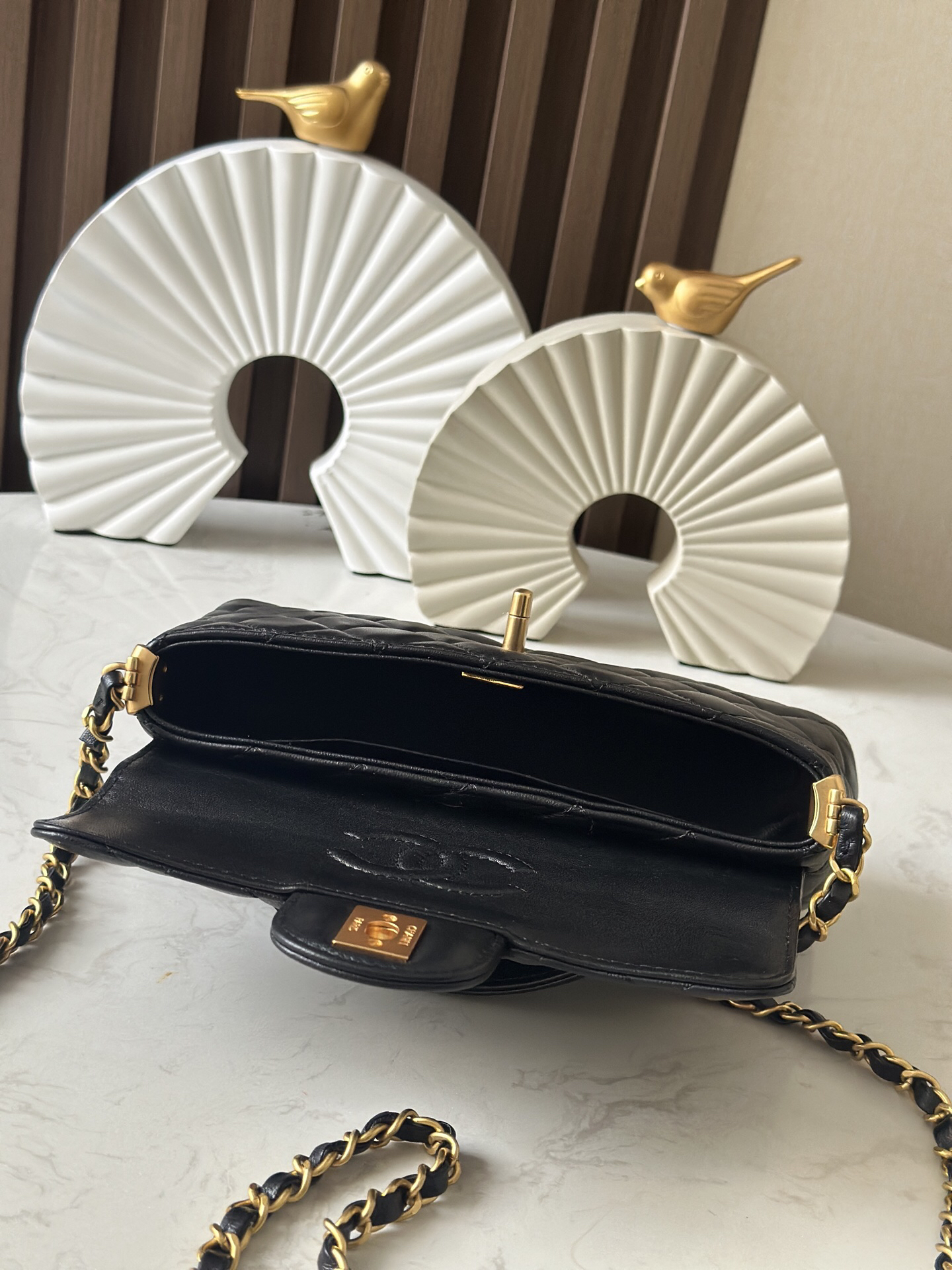 Hermès Kelly 25 Black and Gold Handbag - Image 7