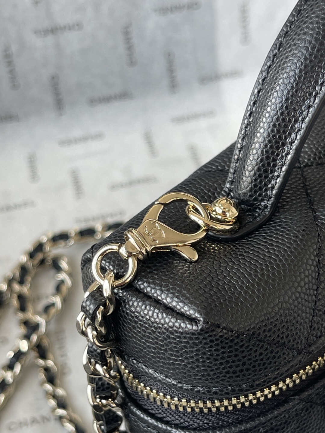 Chanel A4936 Diamond-Pattern Lunchbox Bag - Image 7