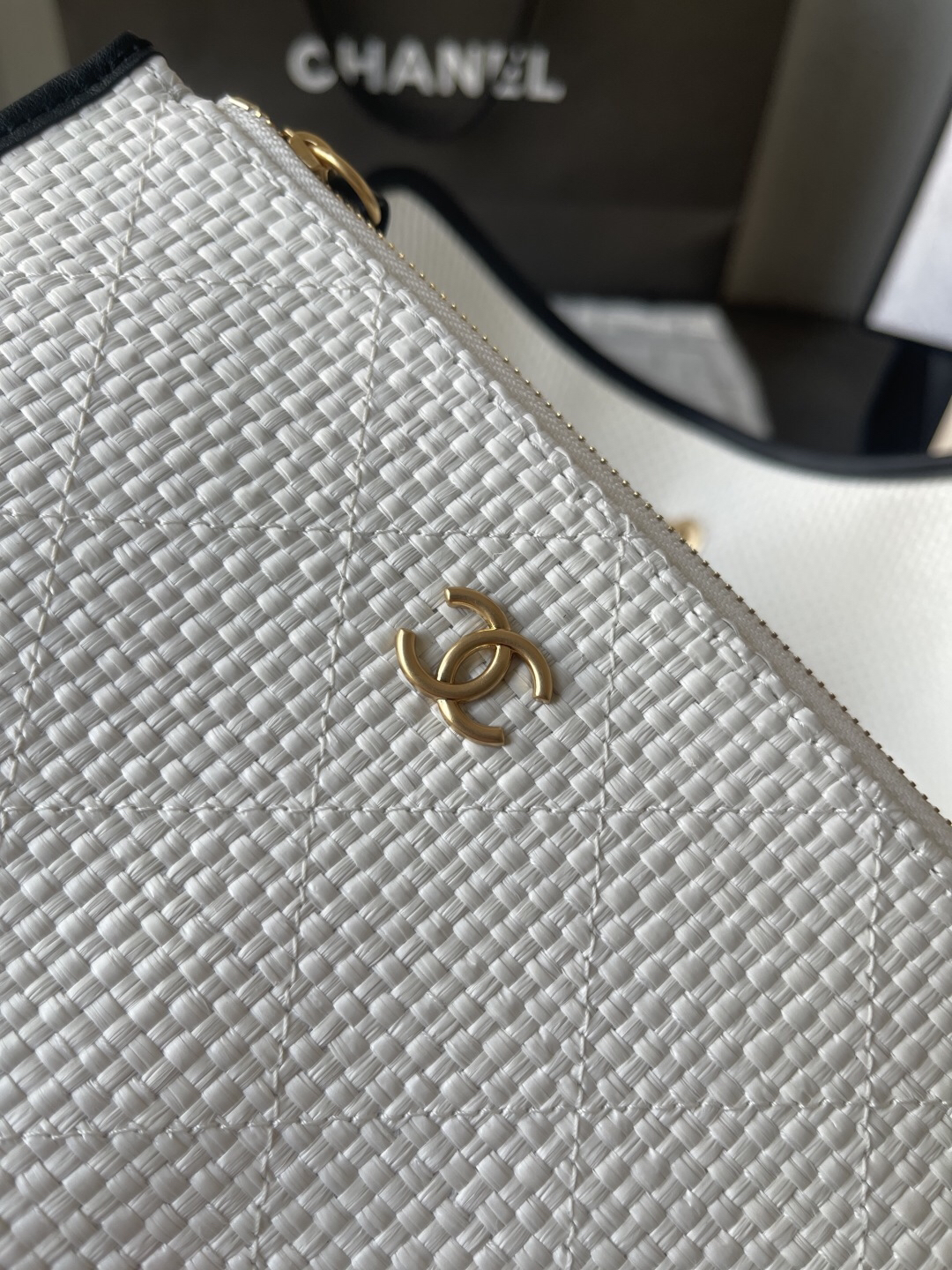 Chanel 25S Maxi Hobo Straw and Leather Tote Bag - Image 7
