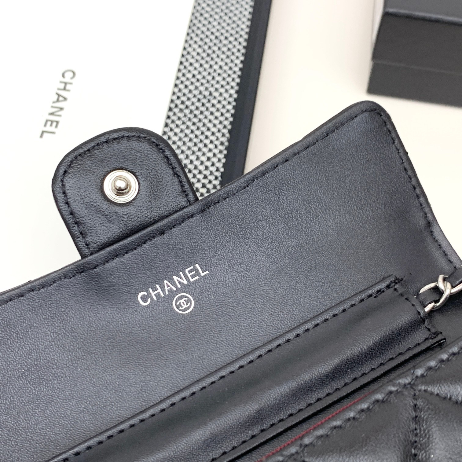 Chanel Chain-Detail Shoulder Crossbody Bag - Image 7