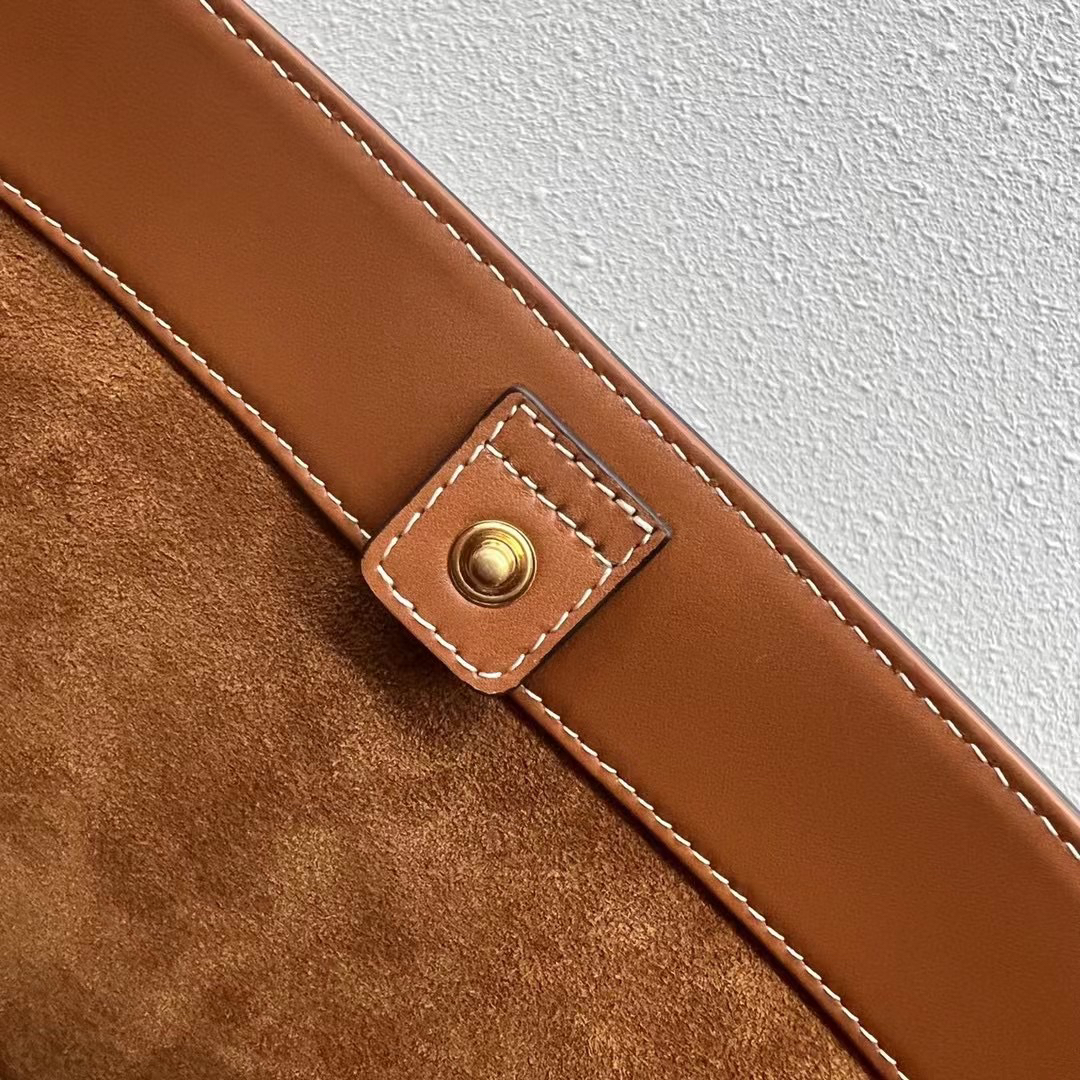 CELINE 2022 Spring/Summer CUIR Leather Bucket Bag - Image 7