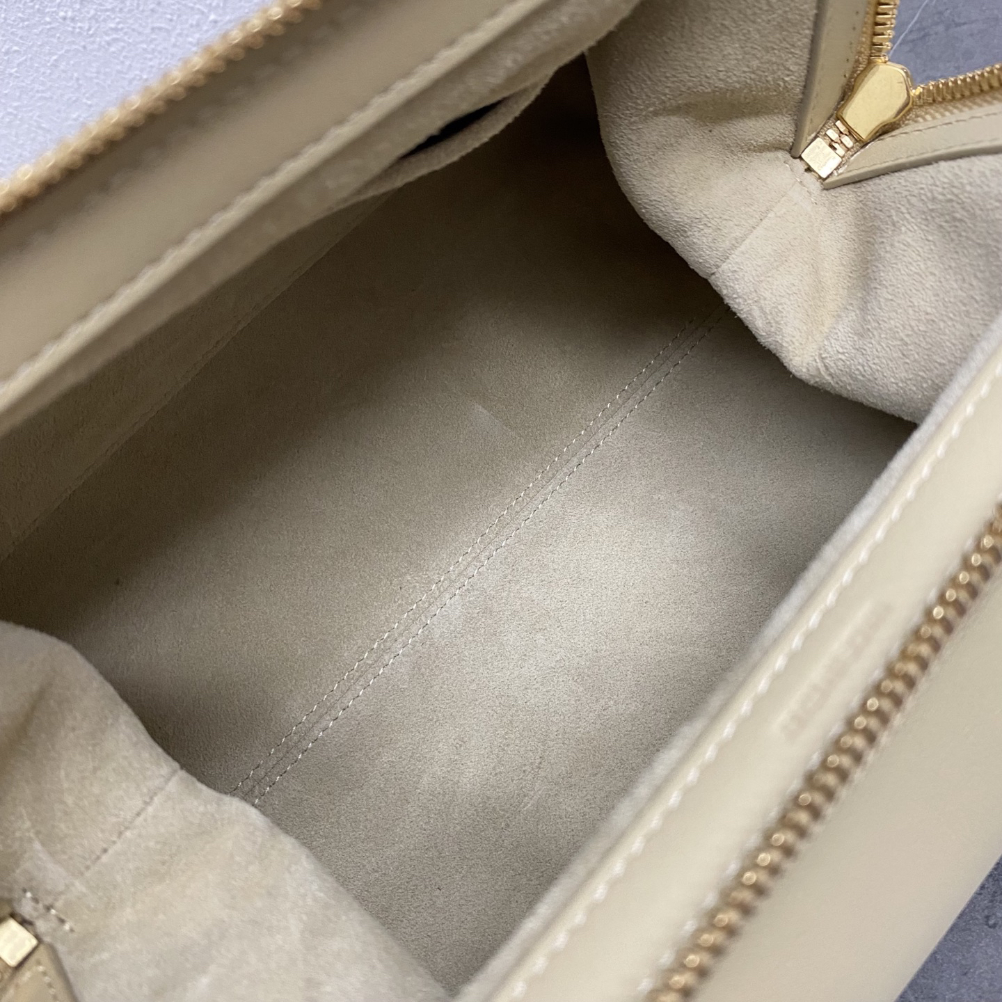 Ce Doctor Small Leather Crossbody Bag - Image 7