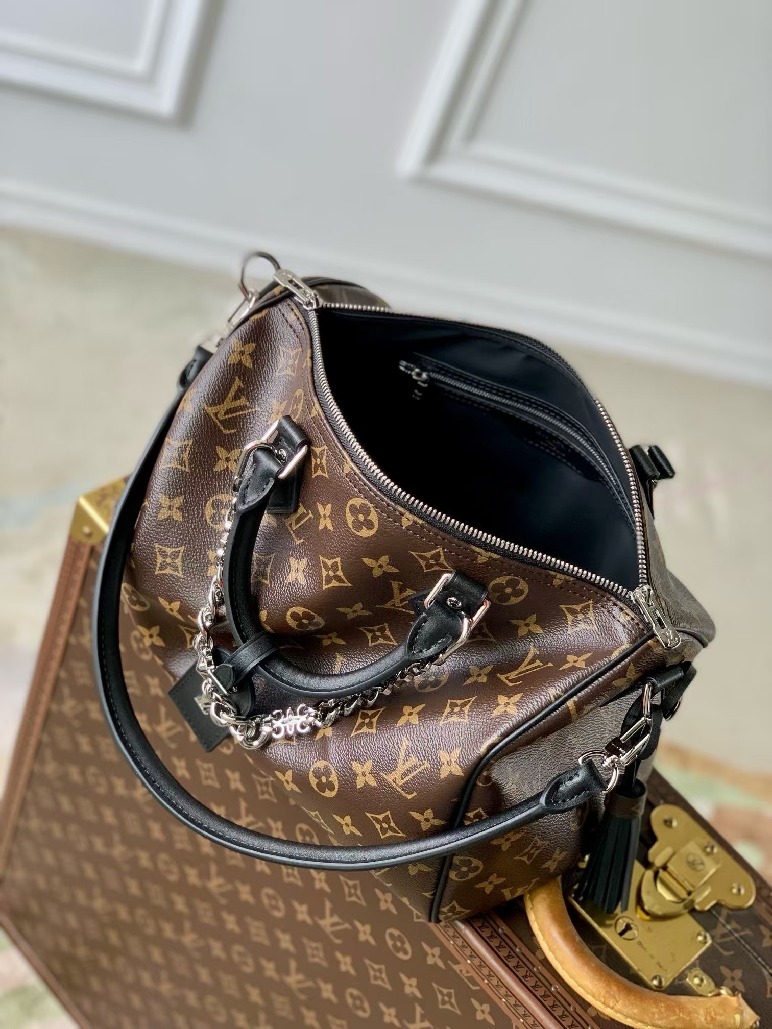 Louis Vuitton Speedy Soft 30 Dark Handbag - Image 8