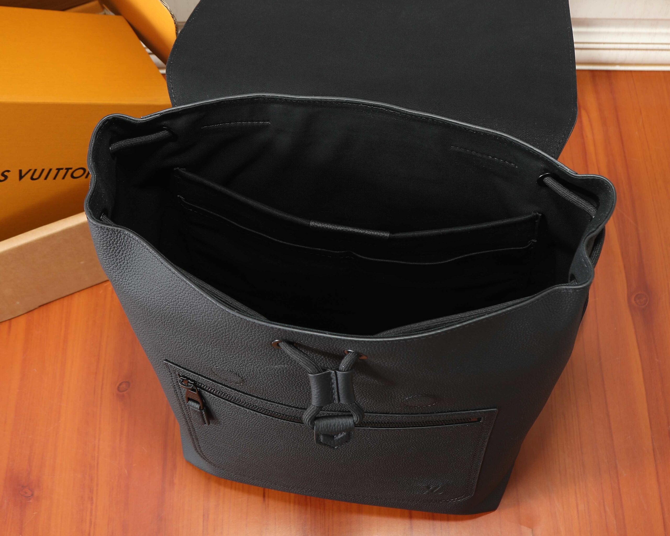 Waxed Cowhide Leather Shoulder Bag for 16-Inch Laptop - Image 8