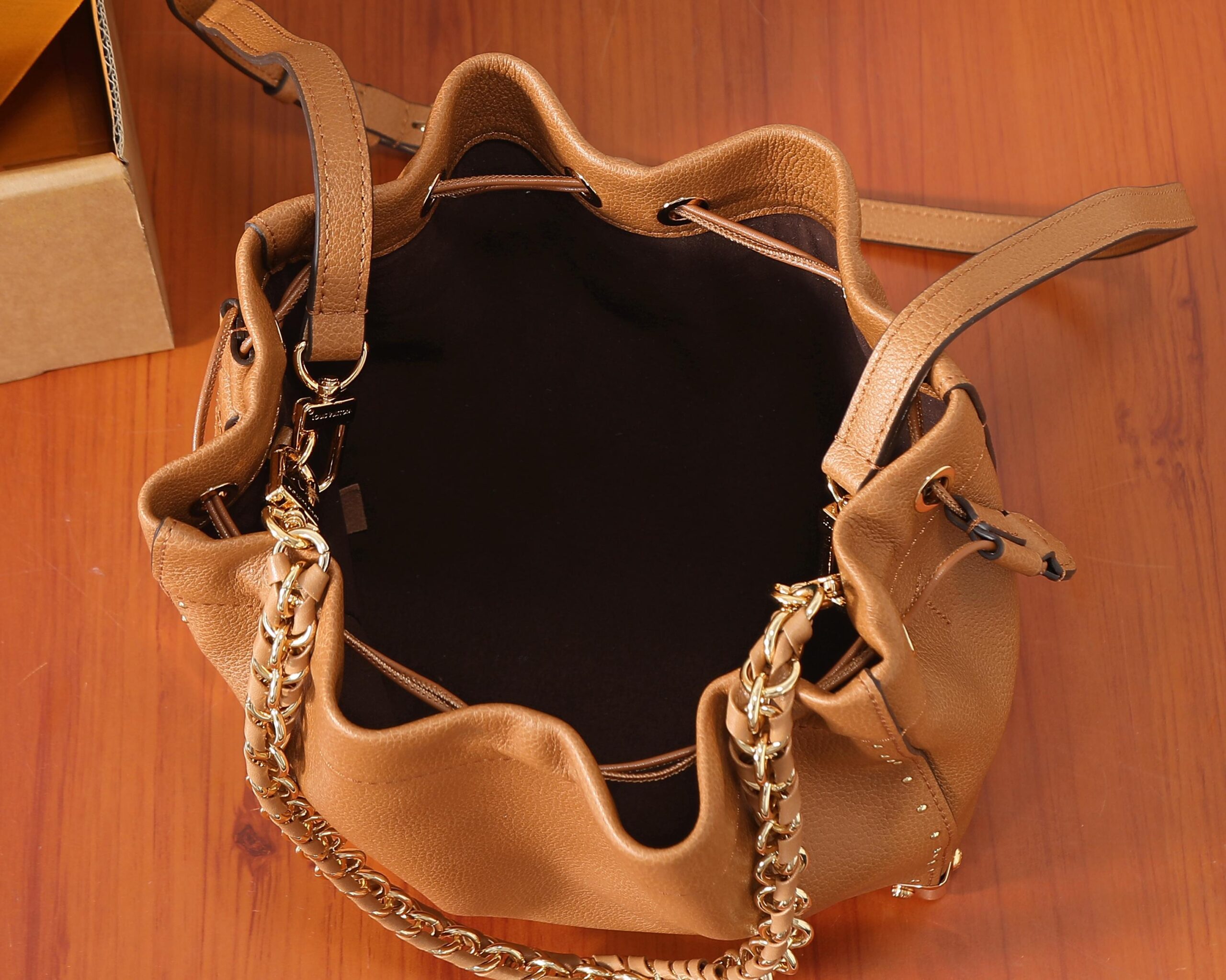 Noé Trunk Drawstring Bucket Bag - Image 8