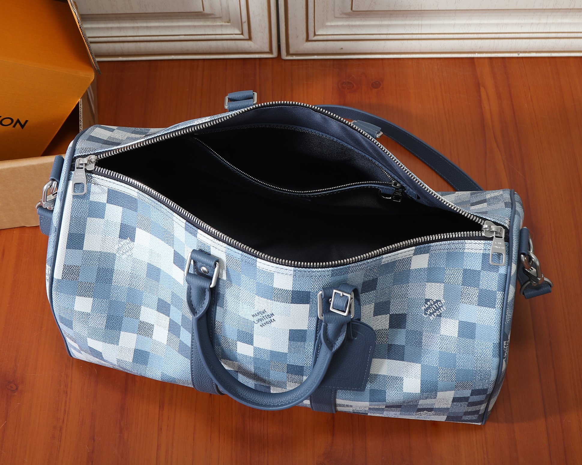 Louis Vuitton Keepall Bandoulière 45 Travel Bag in Damoflage Coated Canvas - Image 8