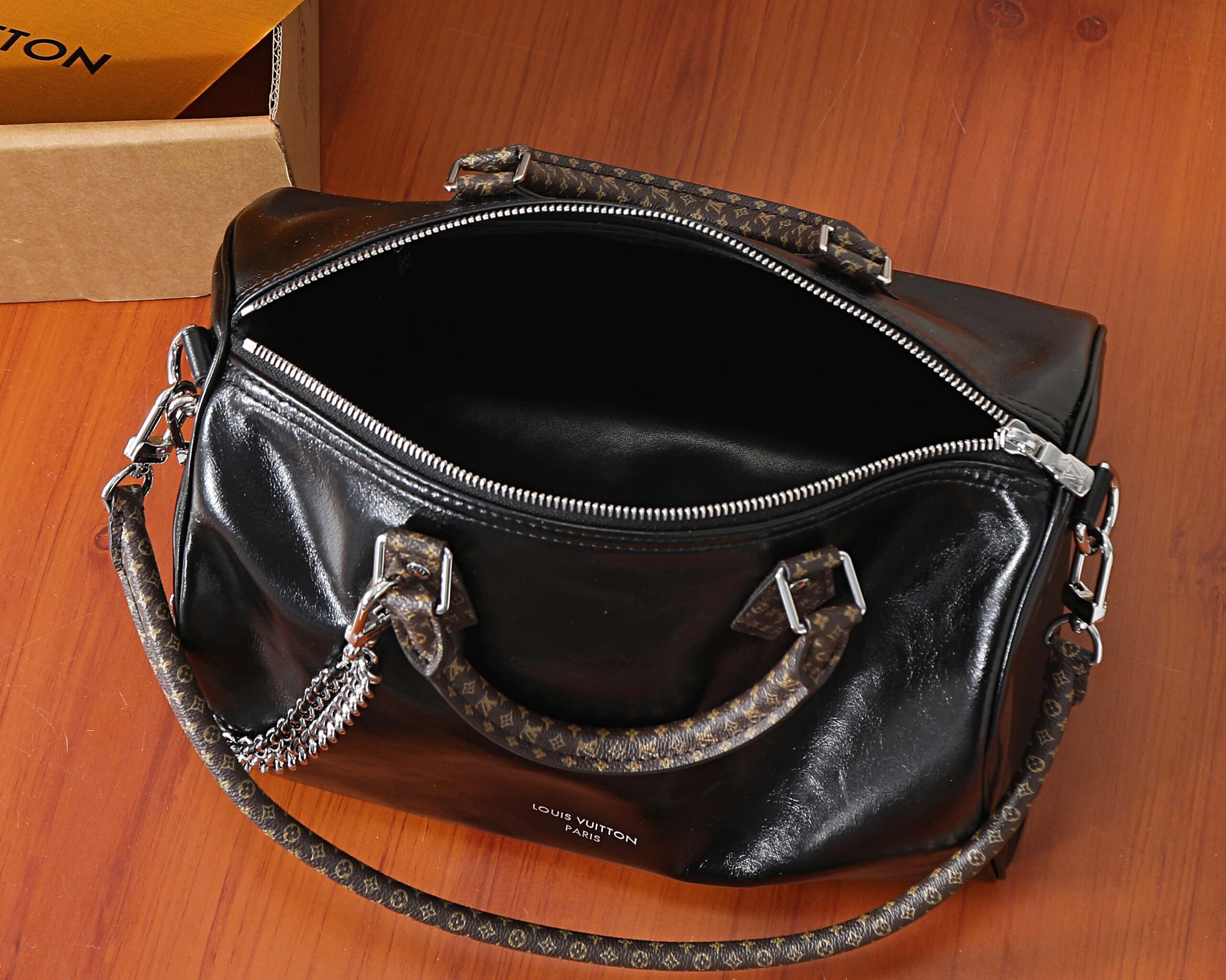 Louis Vuitton Speedy Soft 30 Handbag - Image 8