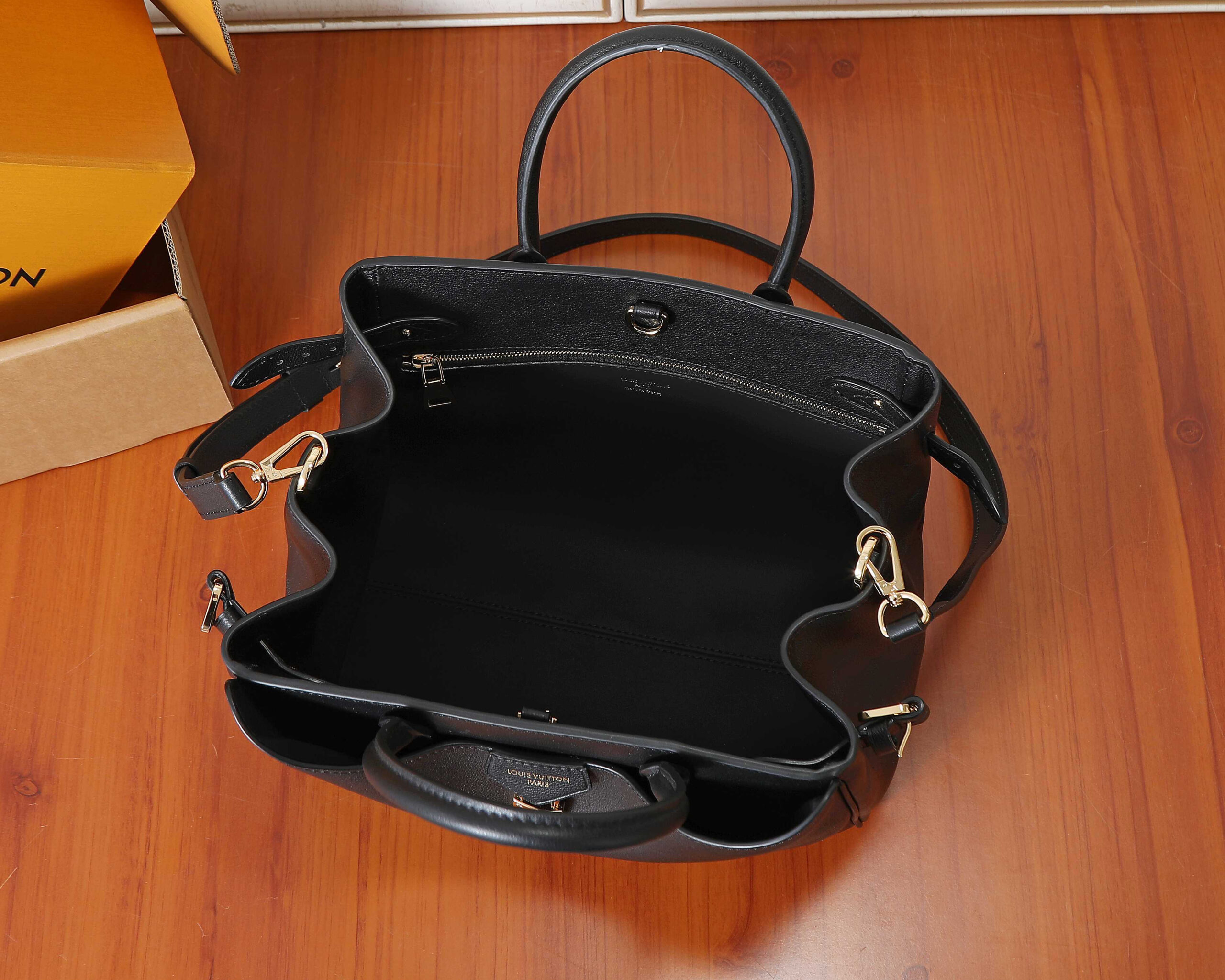 Louis Vuitton Vendôme PM Handbag - Image 8