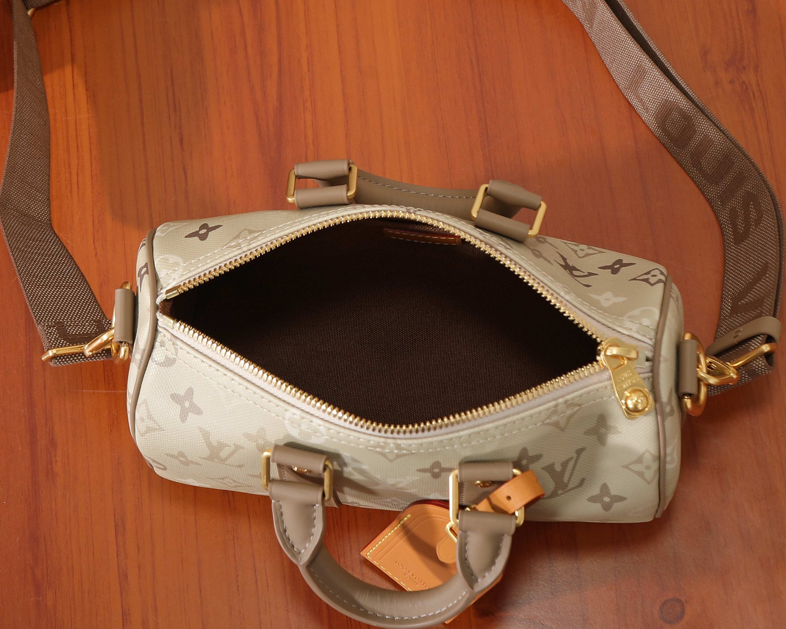 Louis Vuitton Keepall Bandoulière 25 Travel Bag – Monogram Surplus - Image 8