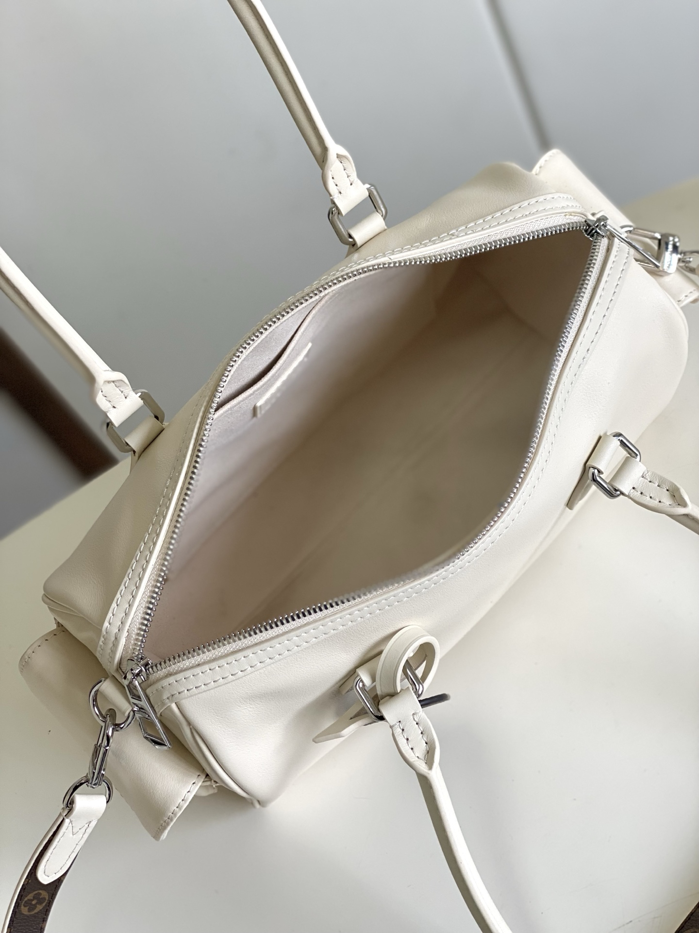 Louis Vuitton Speedy Cargo Handbag - Image 8