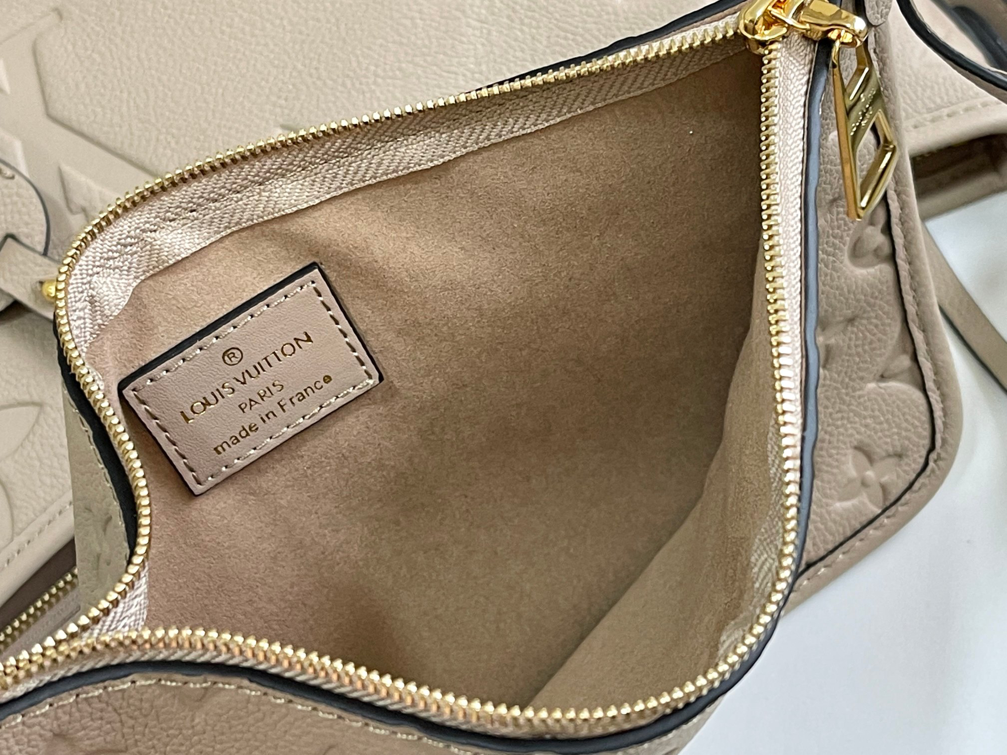 Louis Vuitton CarryAll M Handbag in Monogram Canvas - Image 8