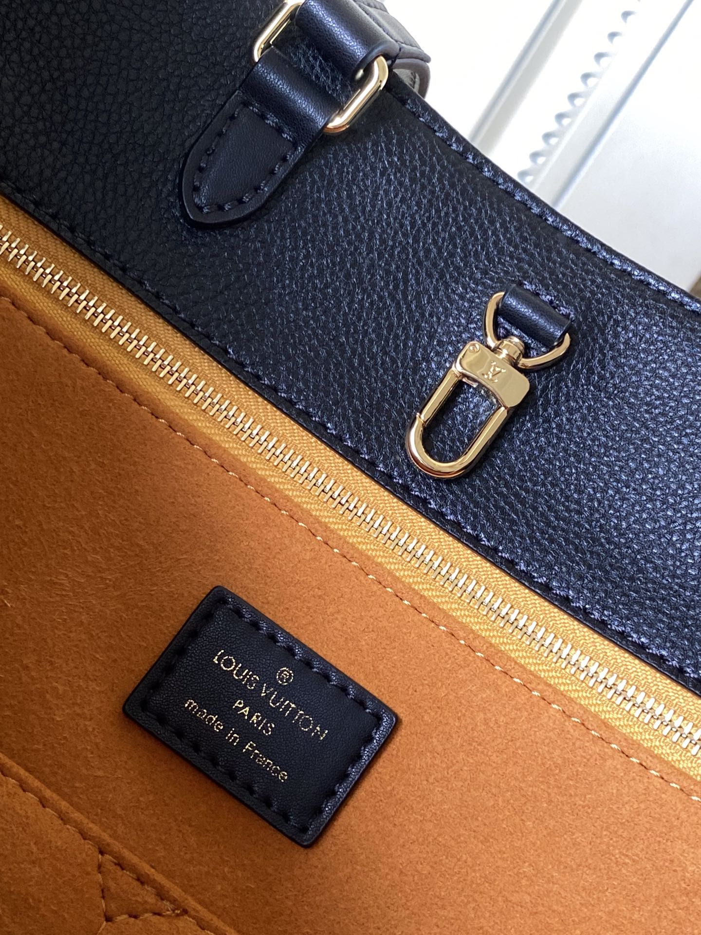 Louis Vuitton Onthego Small Tote Bag in Black - Image 8