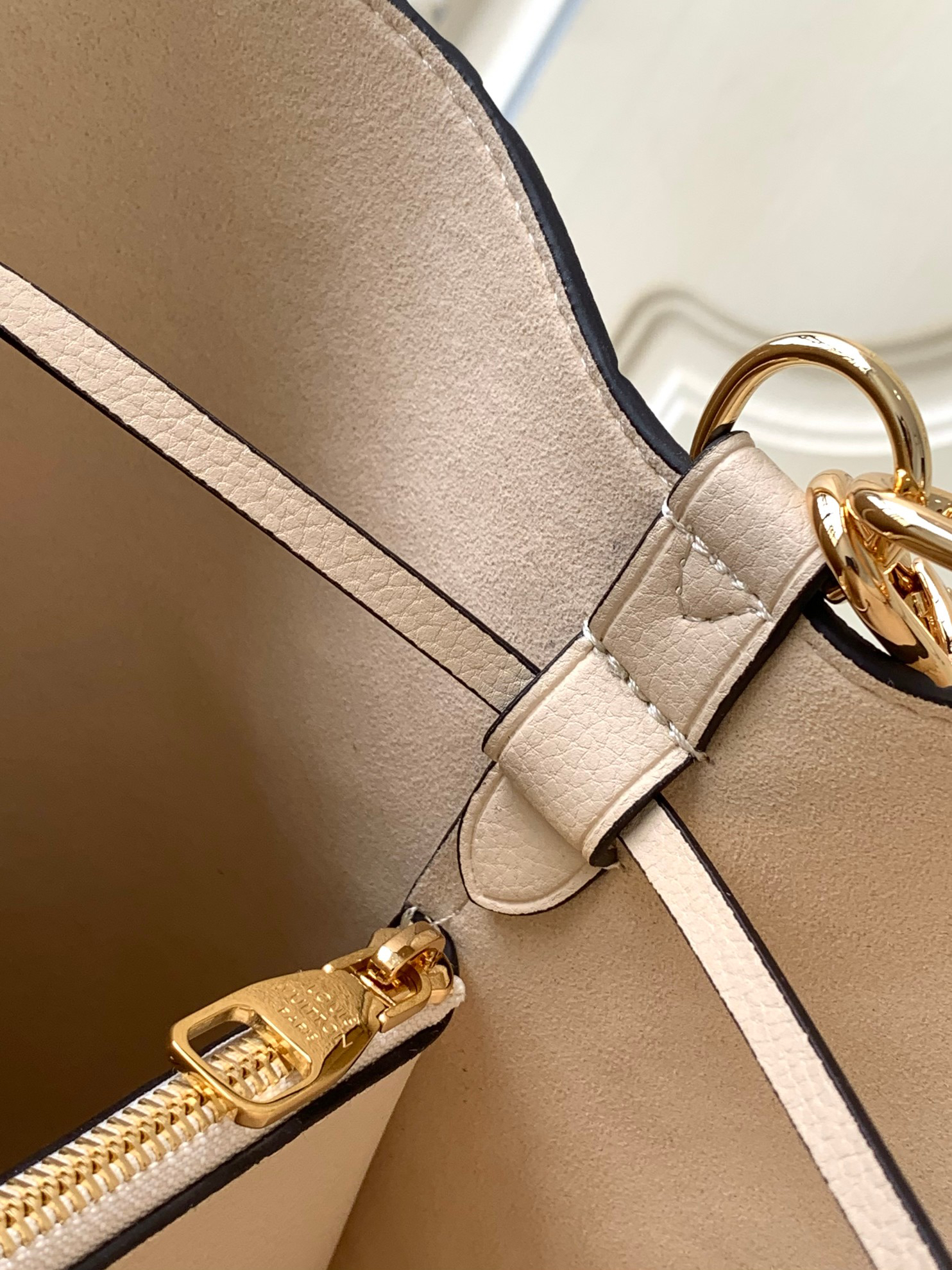 Louis Vuitton NéoNoé MM Bucket Bag in Cream Monogram Empreinte Leather - Image 8