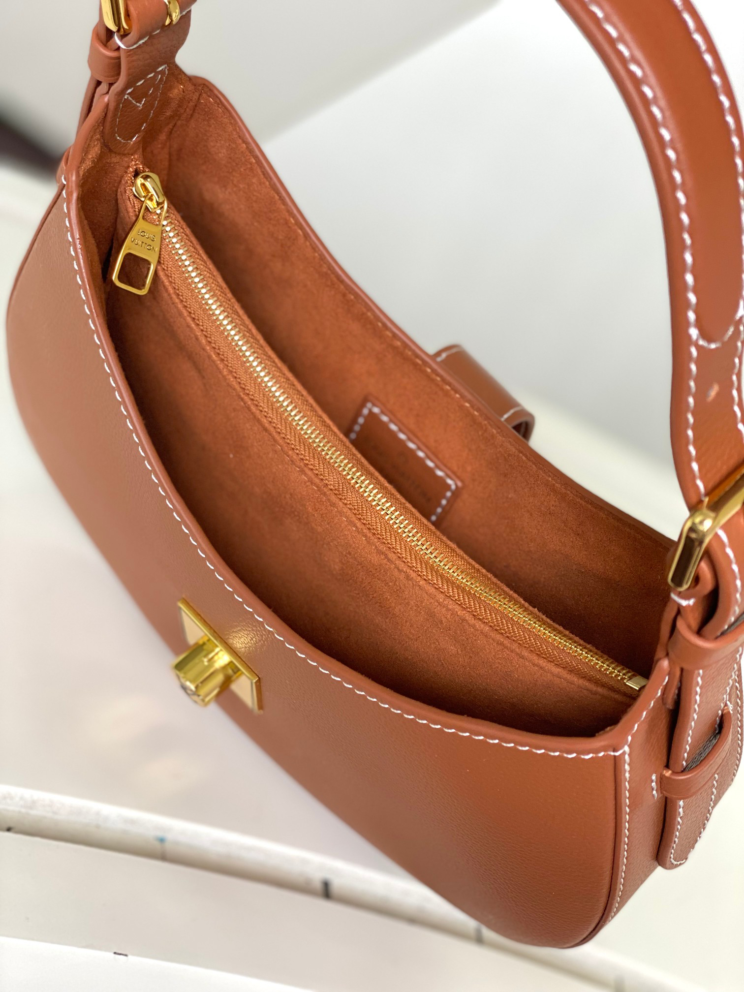 Louis Vuitton M24611 Leather Shoulder Bag - Image 8