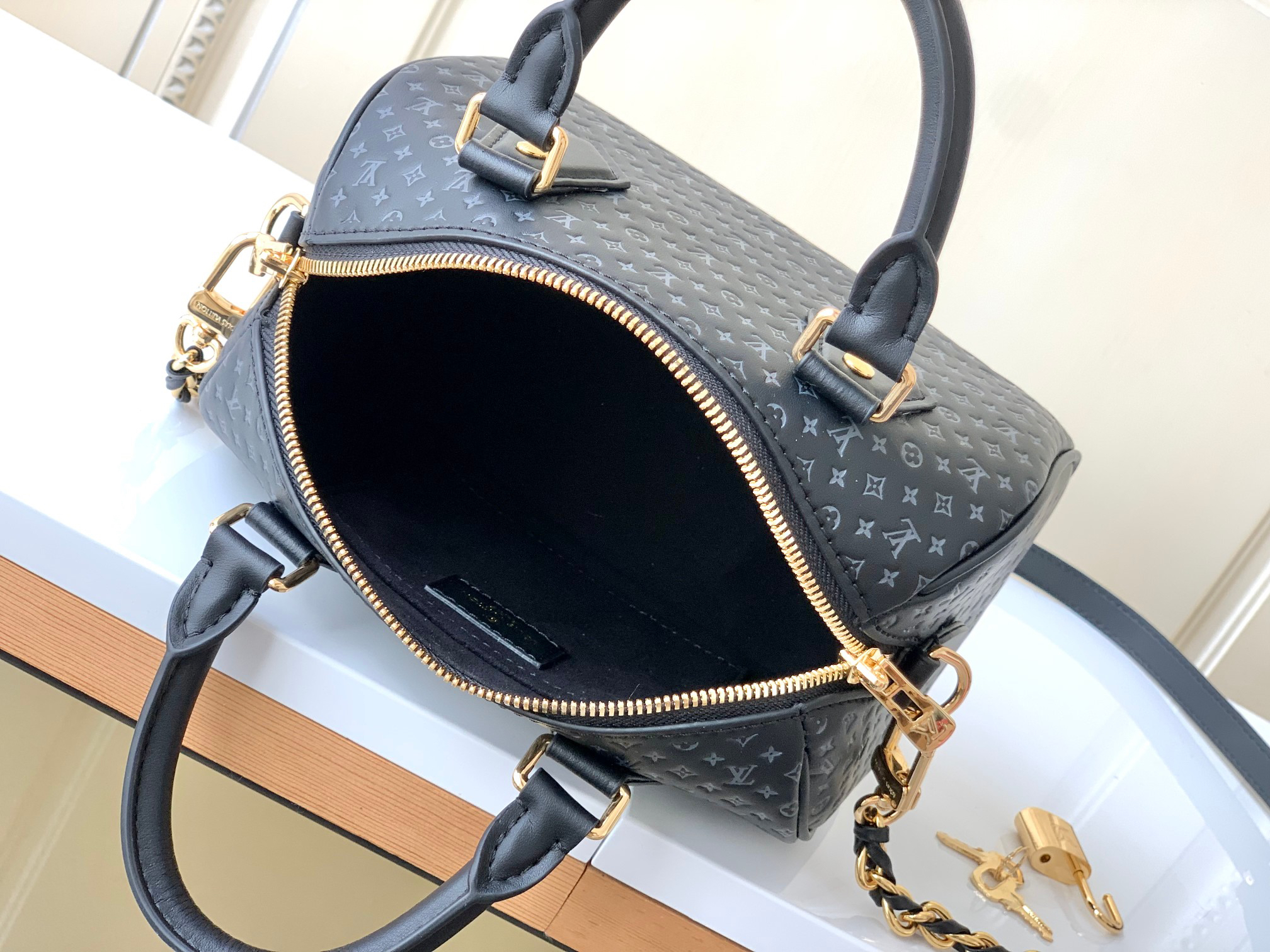 Louis Vuitton Speedy Bandouliere 20 Leather Crossbody Bag - Image 8