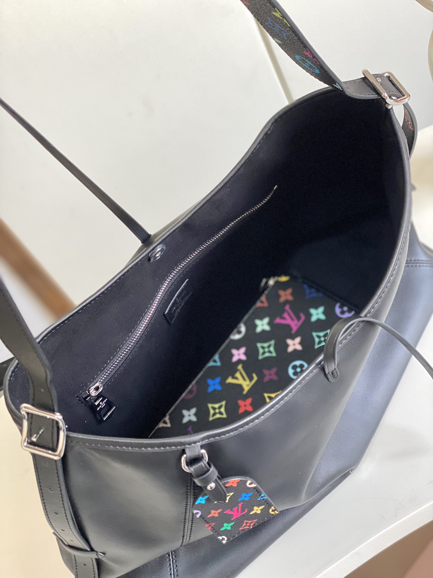 Louis Vuitton CarryAll Dark Medium Handbag - Image 8