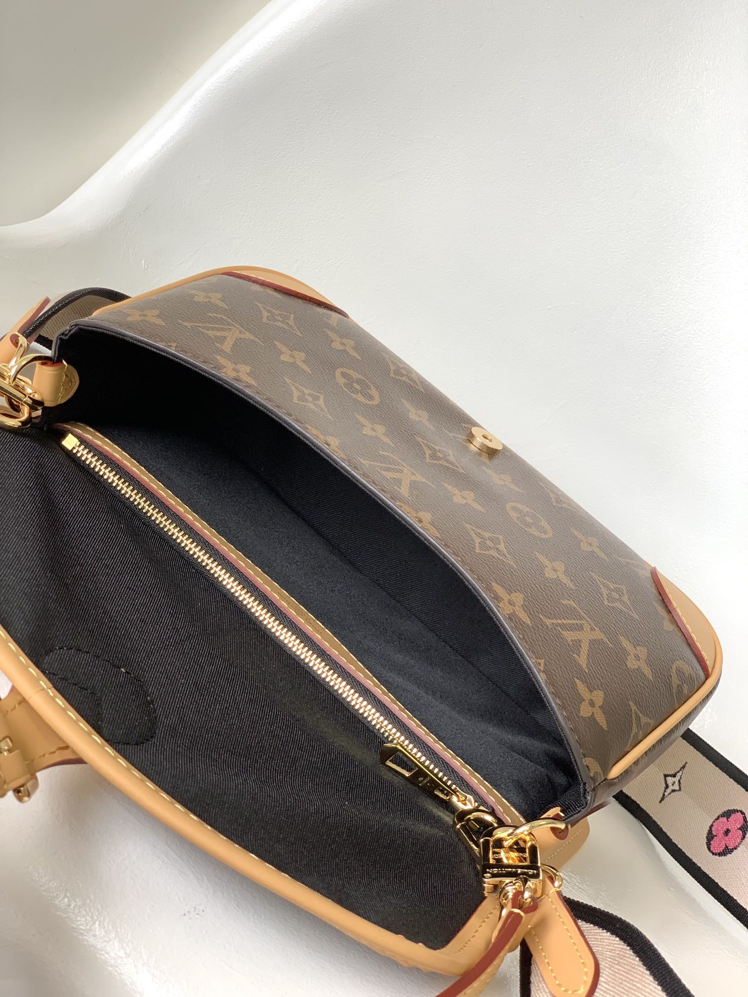 Louis Vuitton Diane Monogram Handbag - Image 8