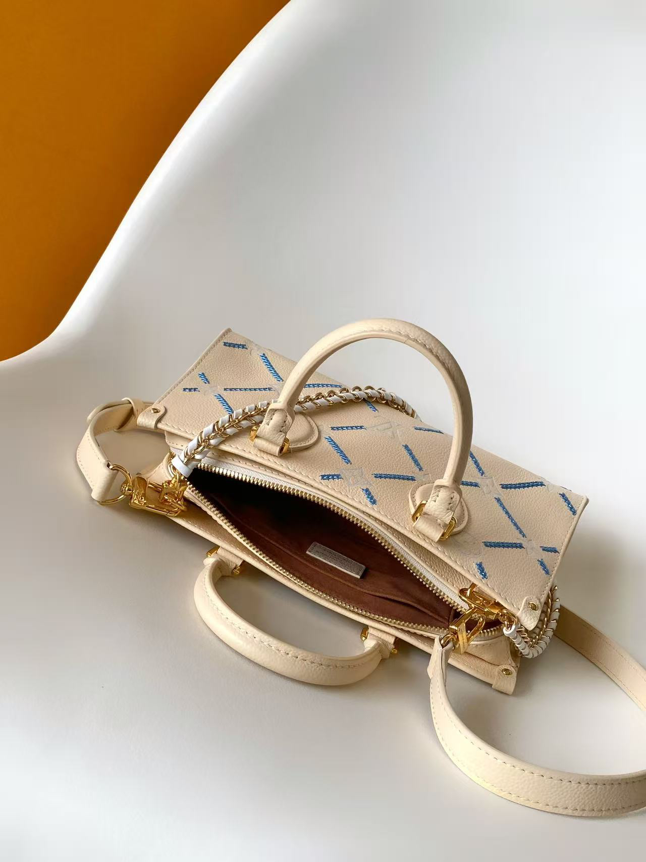 Louis Vuitton OnTheGo East West Handbag in White Monogram Empreinte Leather - Image 8