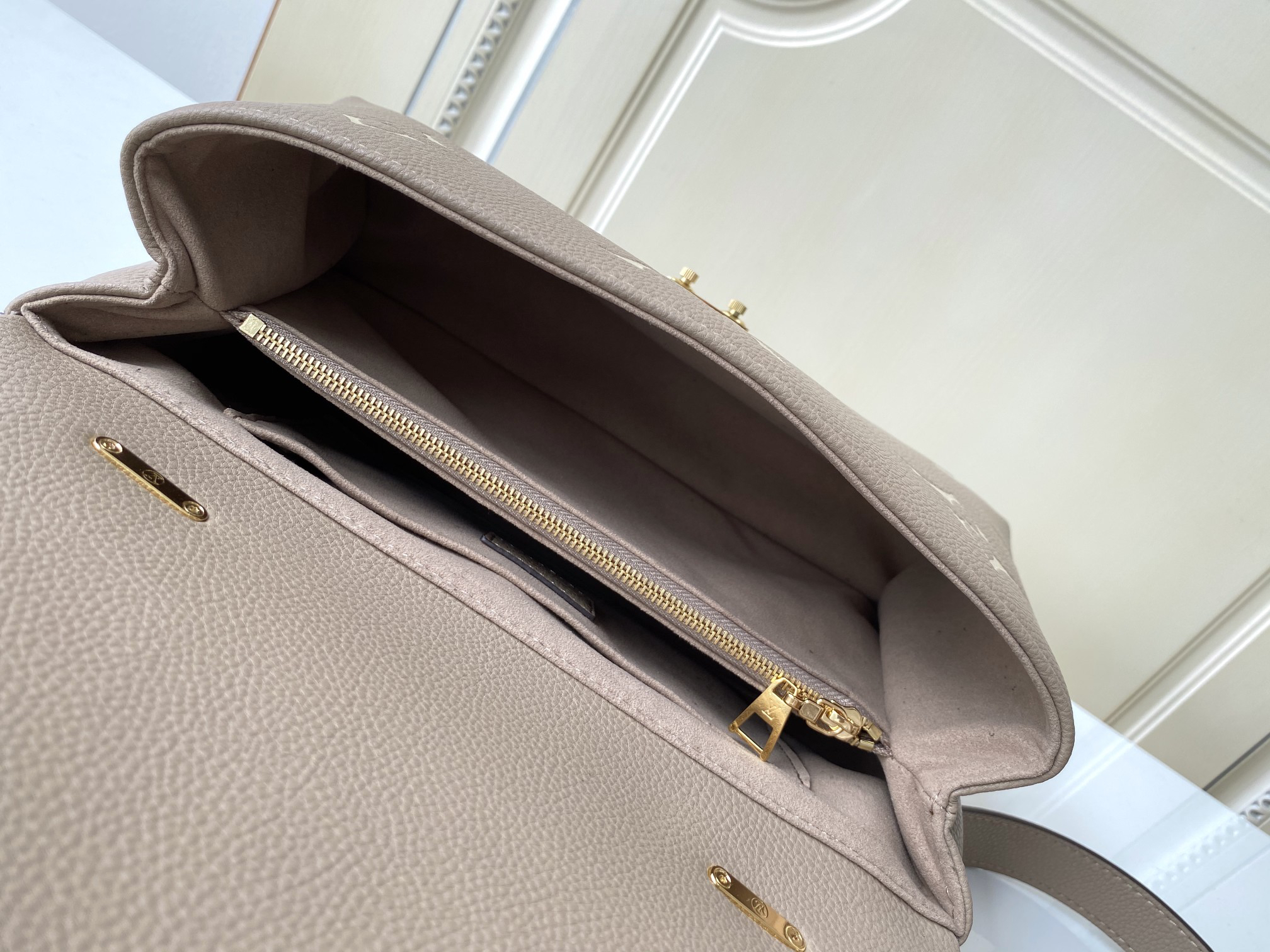 Louis Vuitton Madeleine Medium Handbag - Image 8