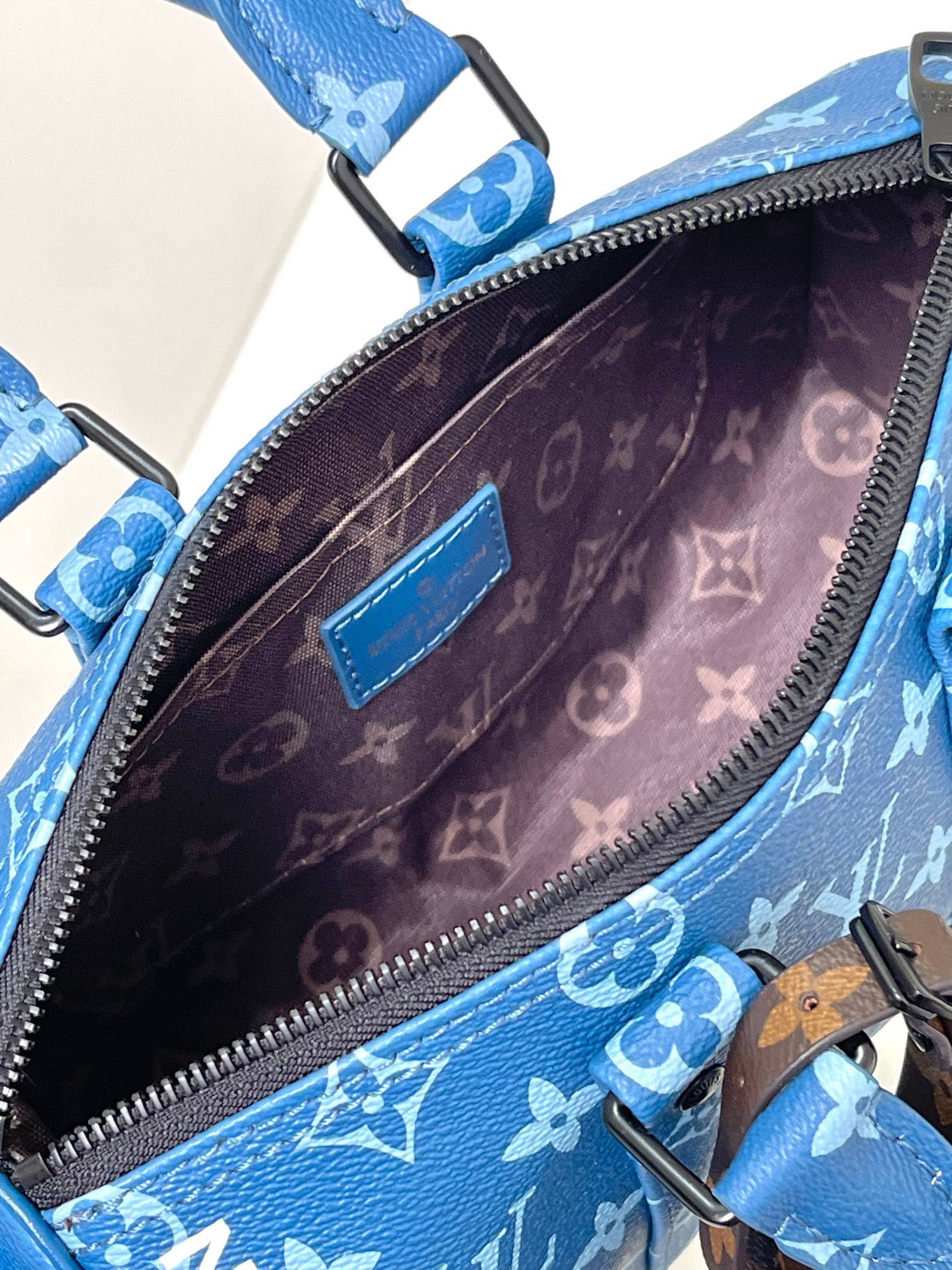 Louis Vuitton Keepall Bandoulière 25 Blue Leather-Trimmed Canvas Shoulder Bag - Image 8