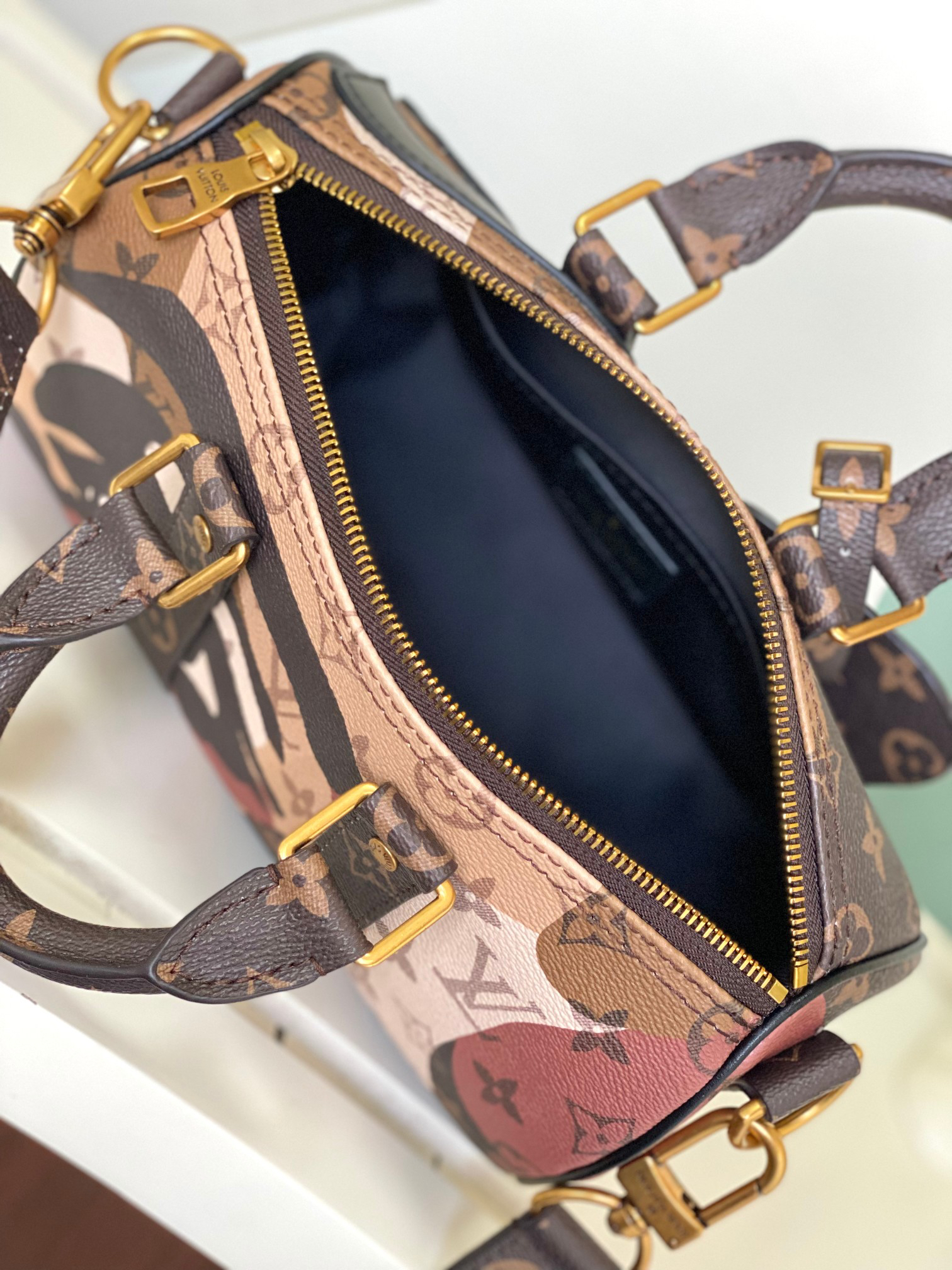 Louis Vuitton Keepall Bandoulière 25 Shoulder Bag in Monogram Canvas - Image 8