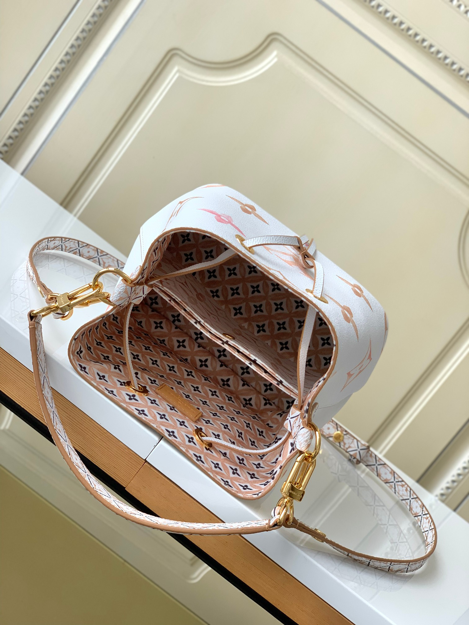 Louis Vuitton NeoNoe Bucket Bag - Image 8