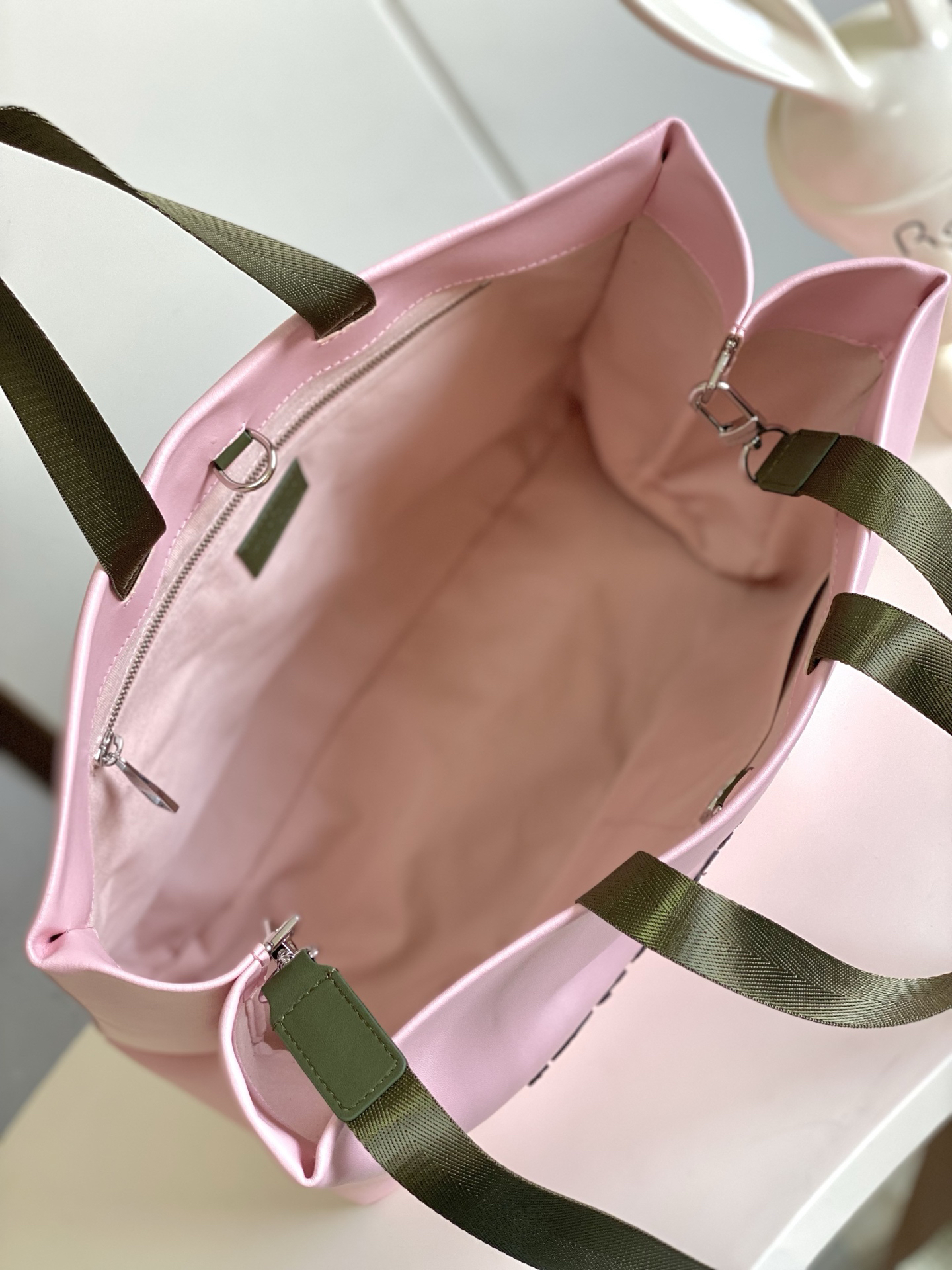 Louis Vuitton Medium Leather Handbag with Detachable Shoulder Strap - Image 8