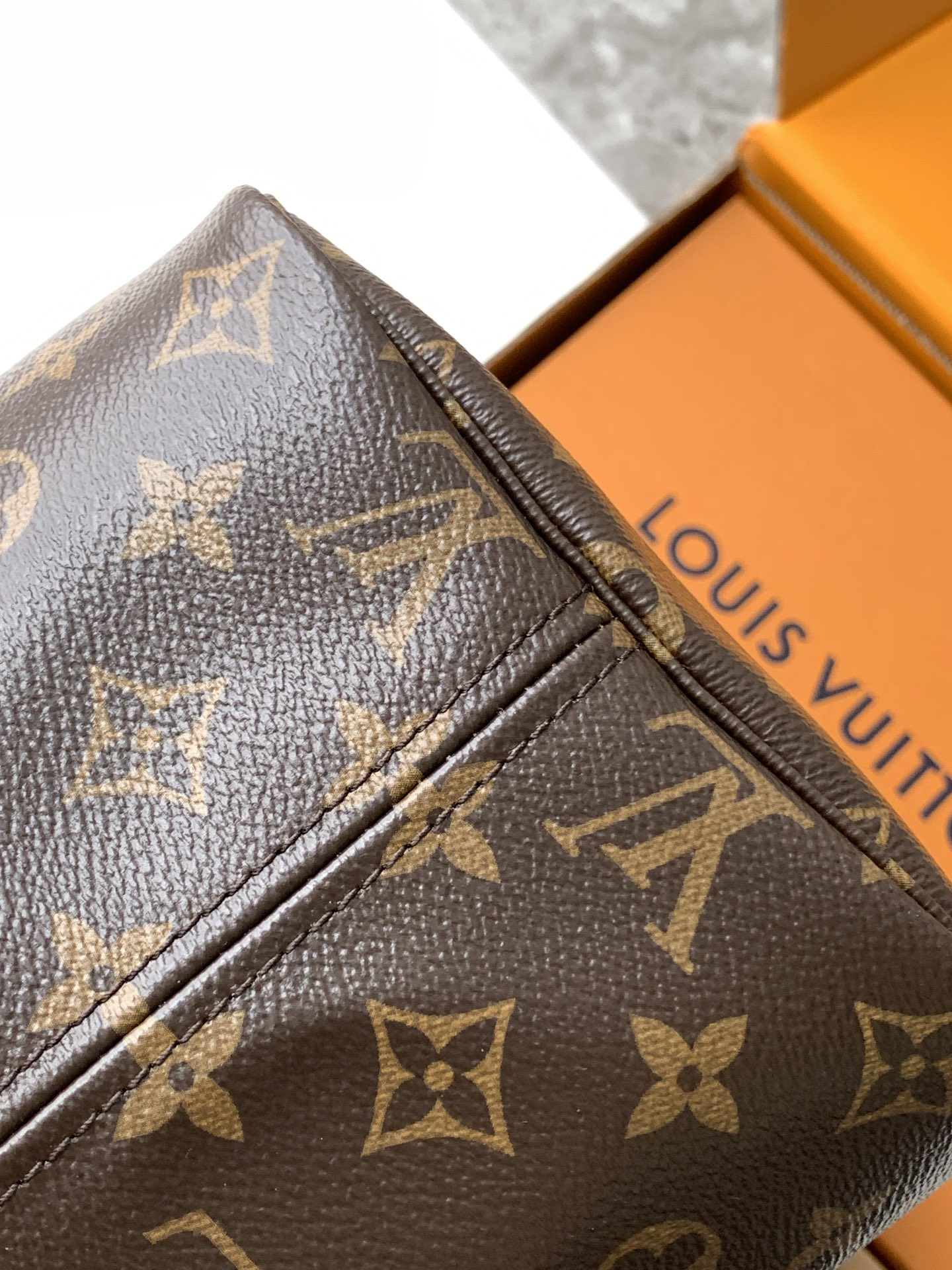 Louis Vuitton Neverfull Medium Tote Bag - Image 8