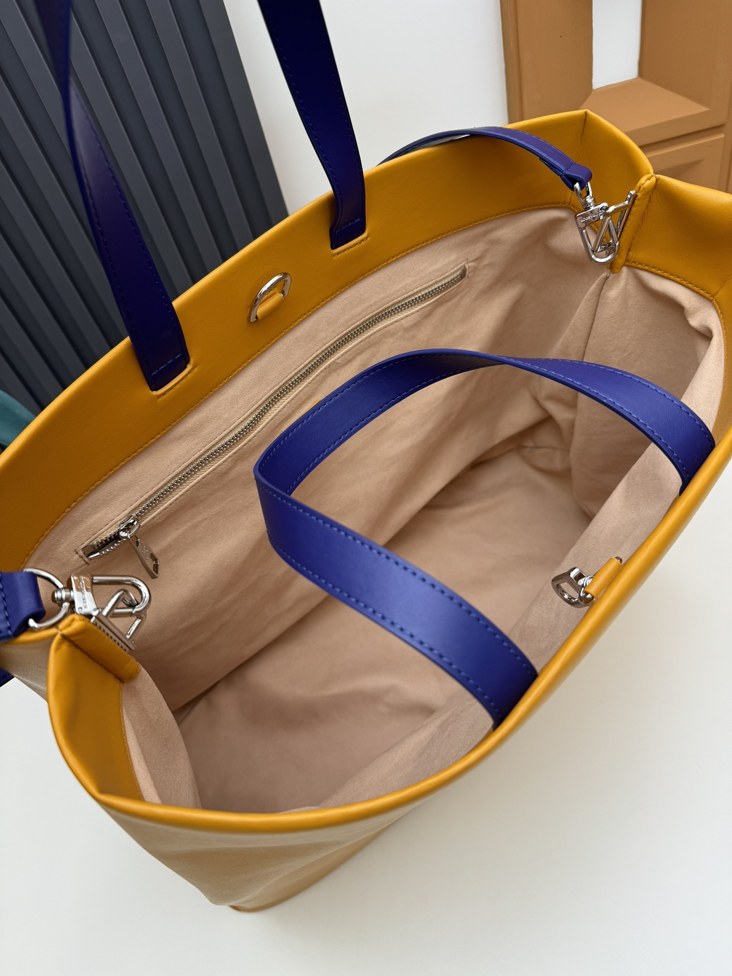 Louis Vuitton M24457 Medium Leather Handbag - Image 8