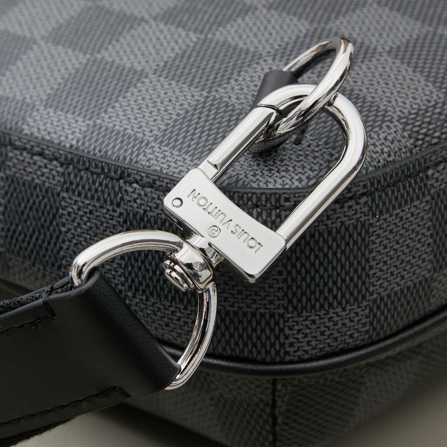 Avenue Shoulder Bag N00086 in Damier Graphite - Image 8
