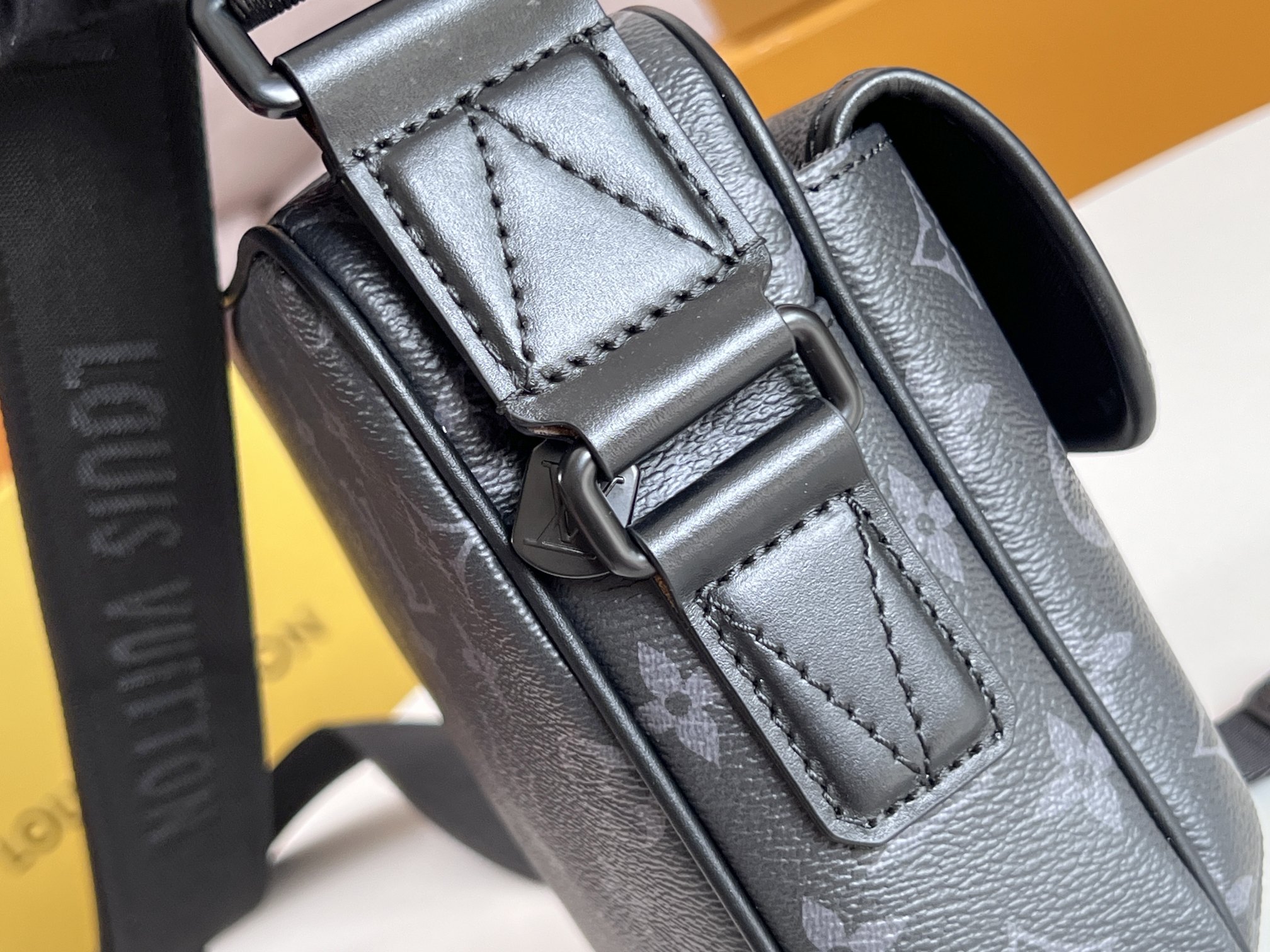 Louis Vuitton Getaway Messenger Bag M12518 - Image 8