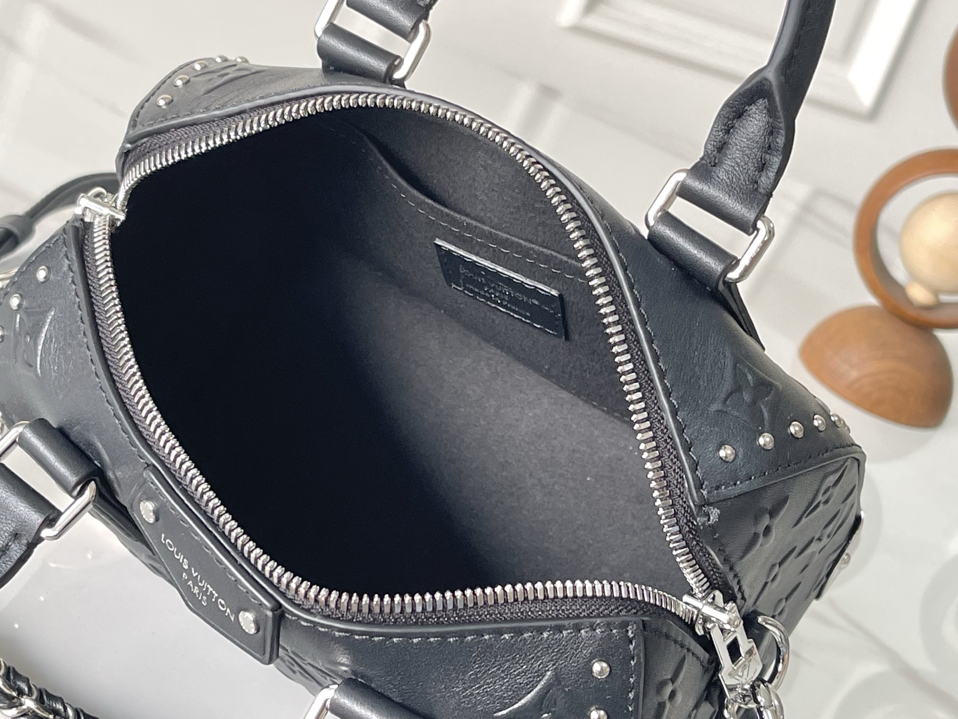 Louis Vuitton OnTheGo Small Handbag in Monogram Leather - Image 8