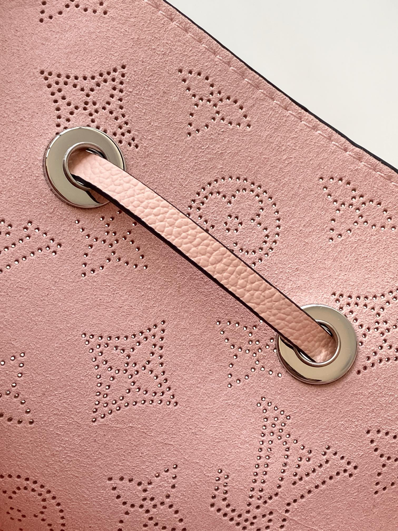 Louis Vuitton Bella Handbag - Image 8