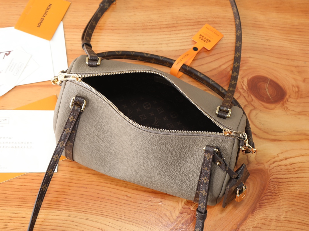 Louis Vuitton Express Small Handbag - Image 8