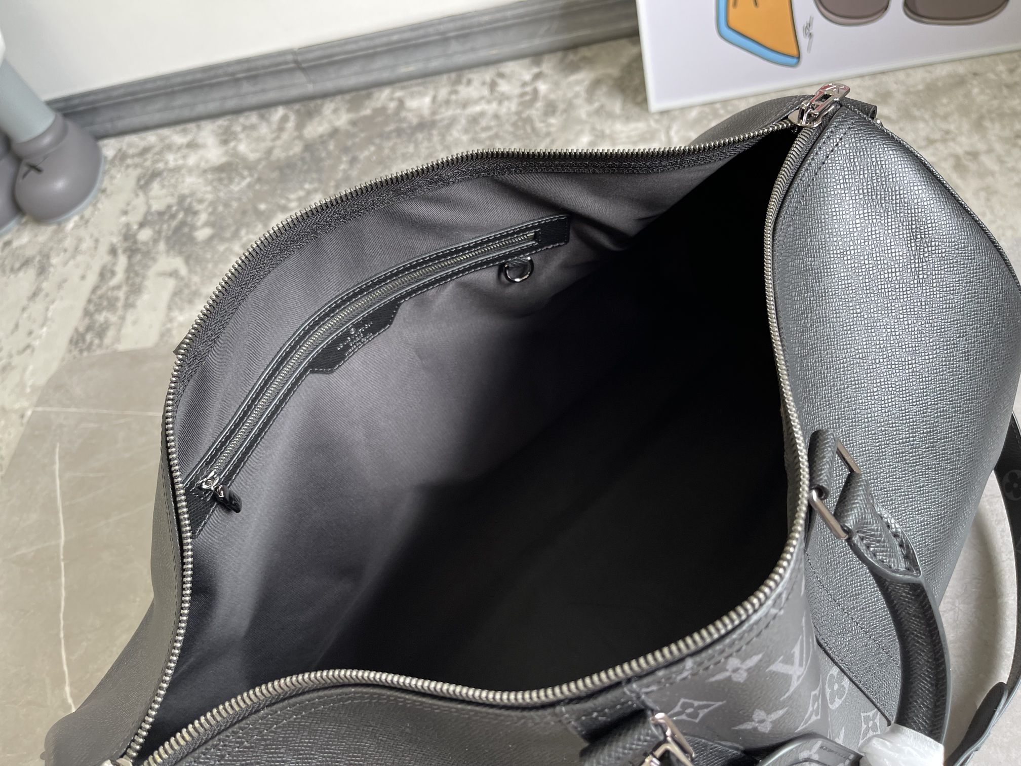 Louis Vuitton Taiga Keepall 50 Travel Bag Black - Image 8