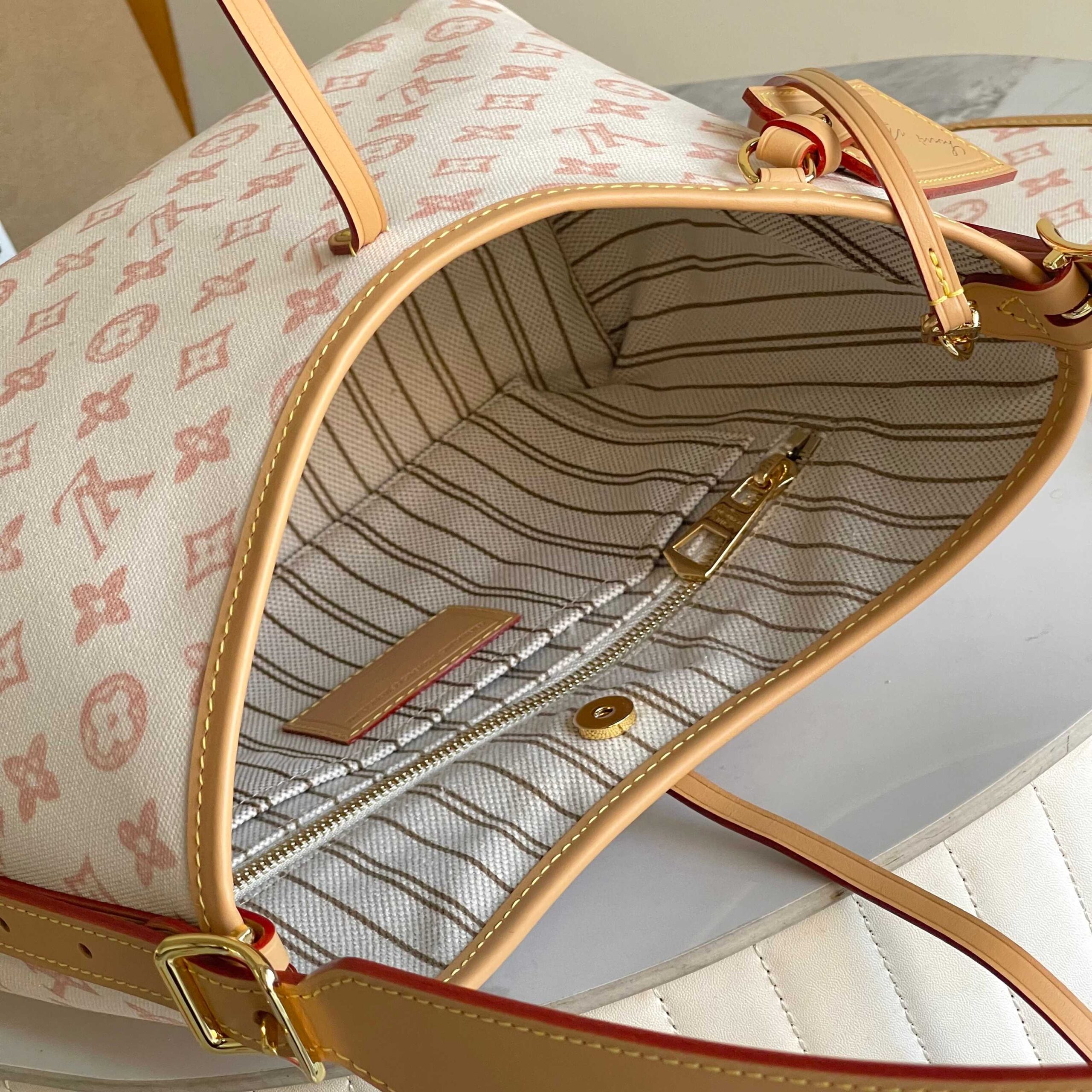 Louis Vuitton Carryall Medium Tote Bag - Image 8