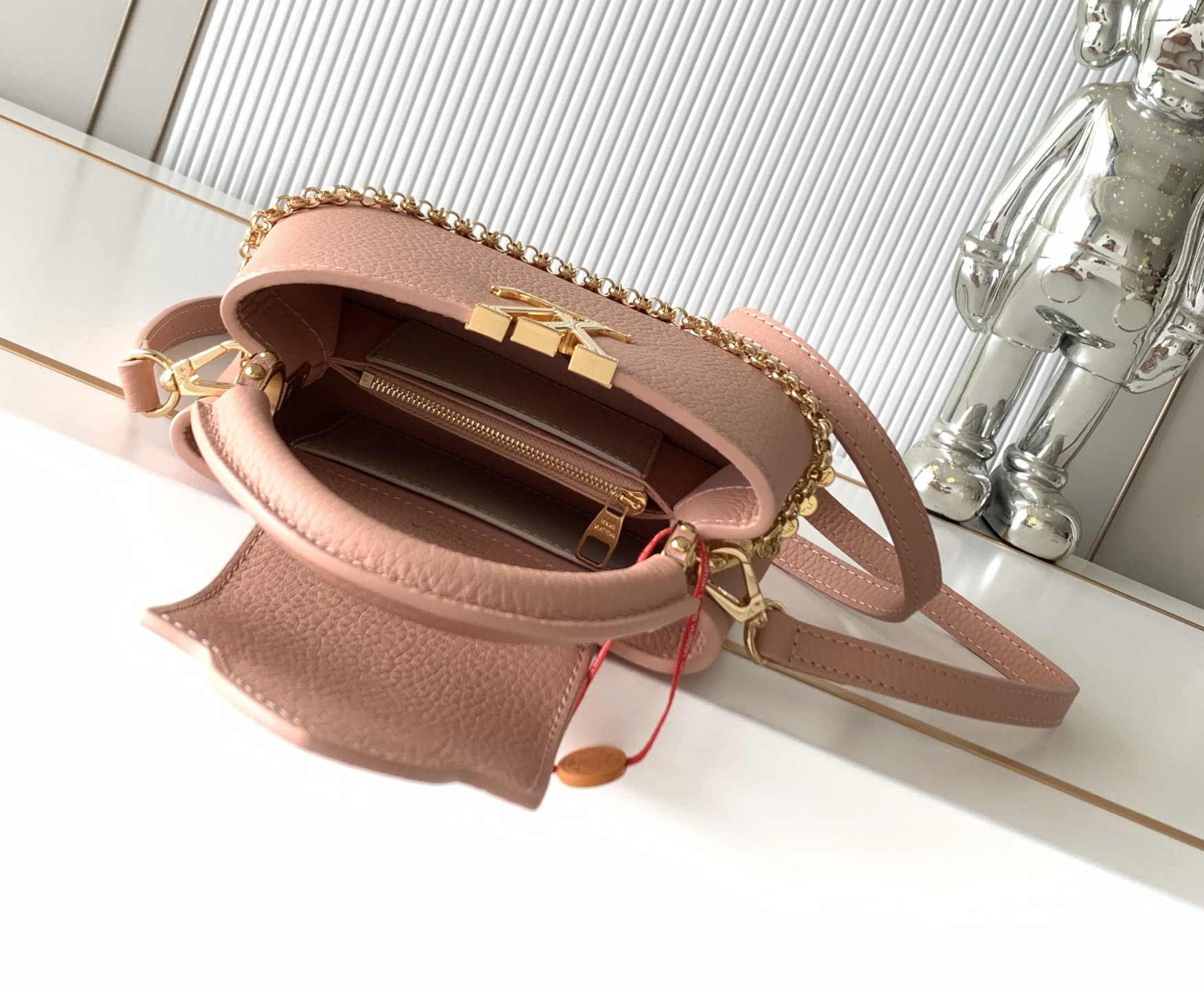 Louis Vuitton Capucines M28245 Mini Handbag in Nude Pink Taurillon Leather - Image 8