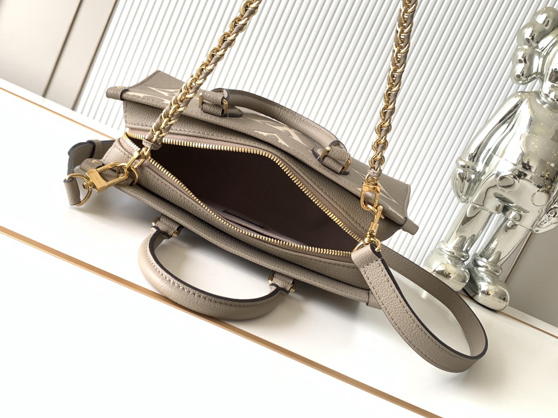 Louis Vuitton OnTheGo Small Handbag in Giant Monogram Leather, Model M23641 - Image 8