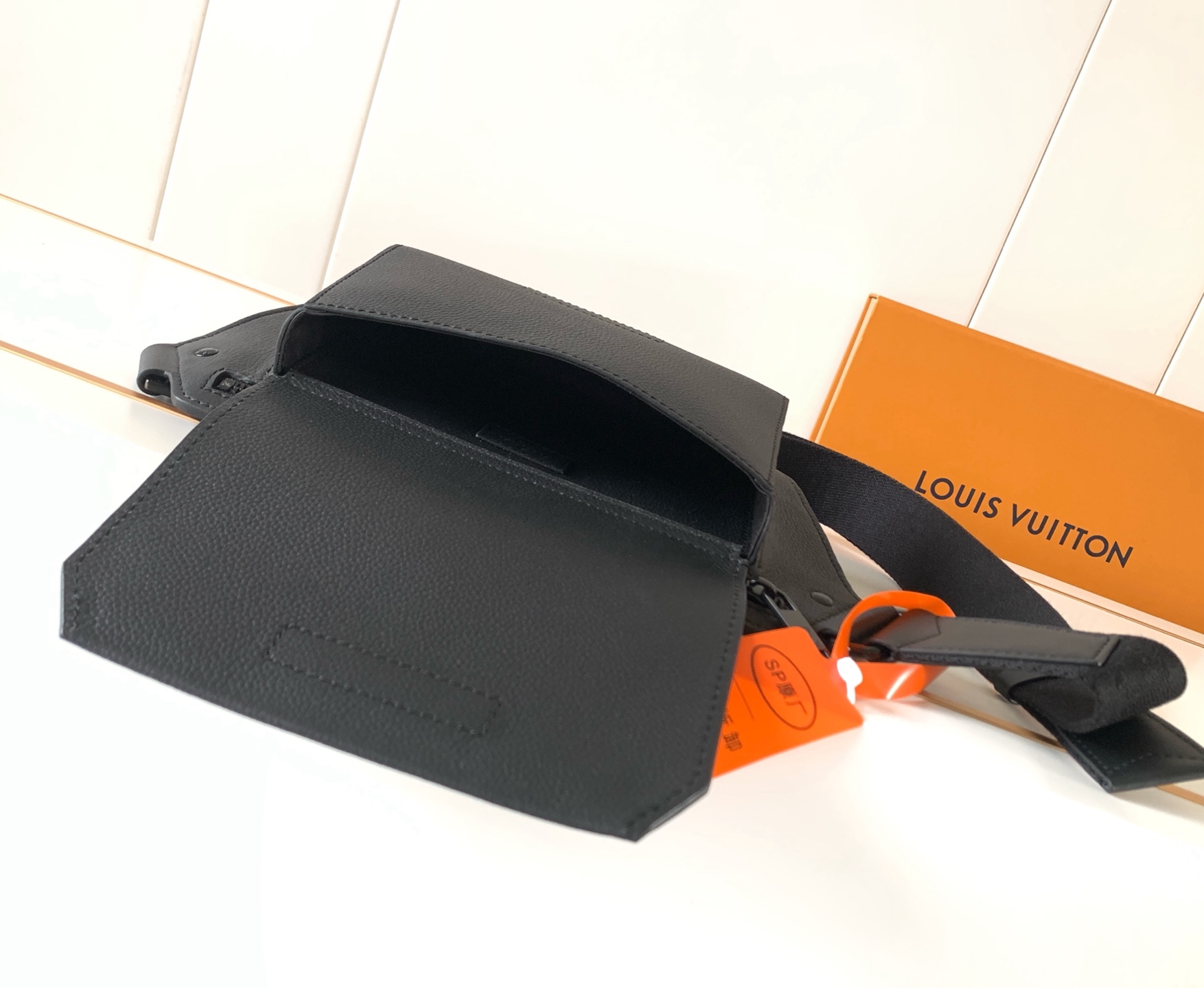 Louis Vuitton LV Aerogram Leather Shoulder Bag M57081 - Image 8