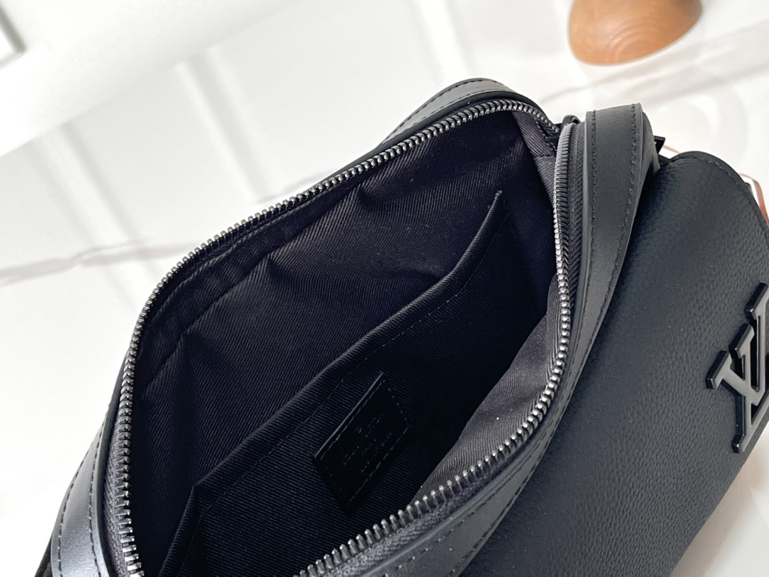 Louis Vuitton Fastline Leather Messenger Bag M22482 - Image 8