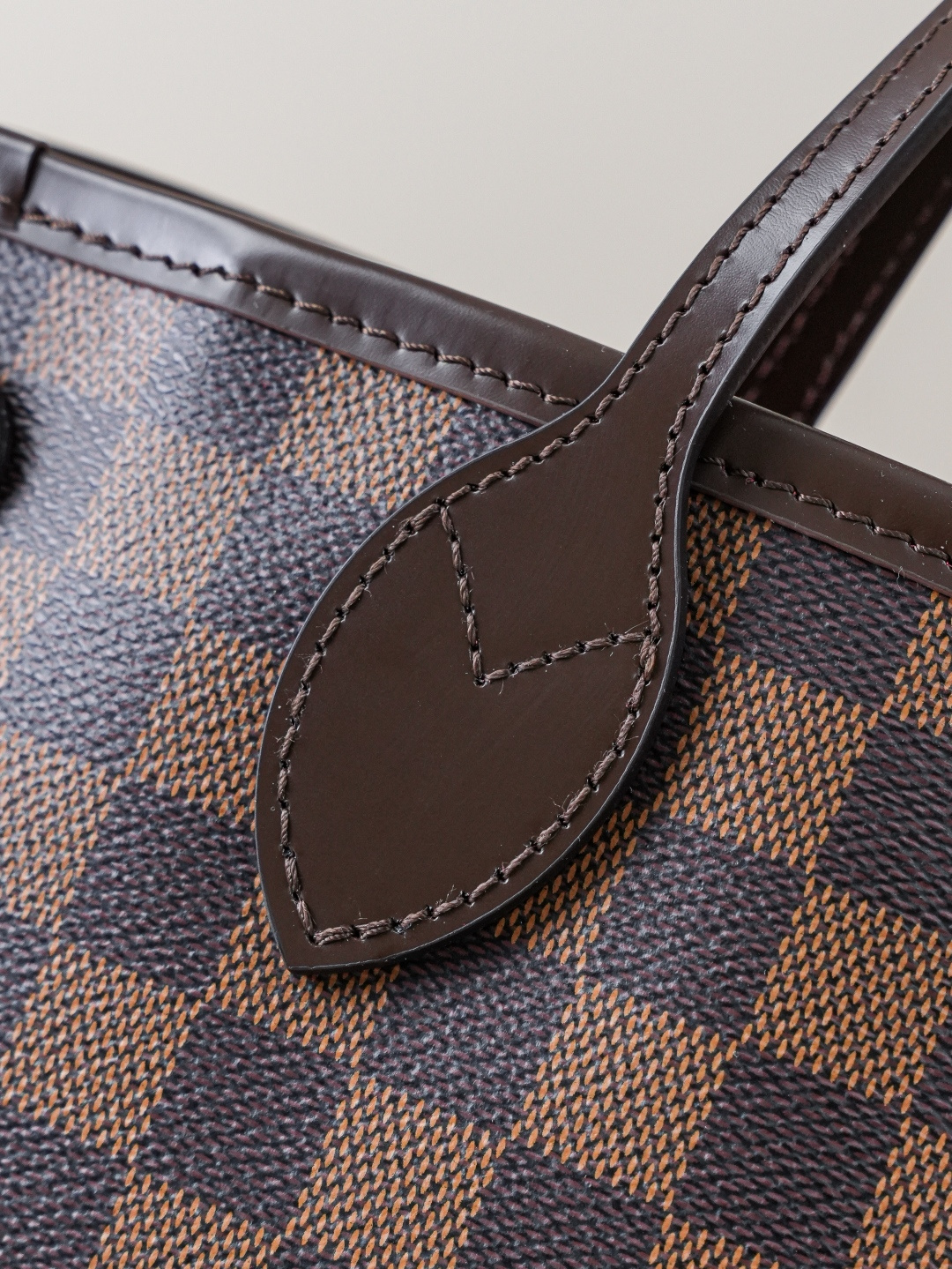 Neverfull Small Tote Bag in Damier Ebene Canvas - Image 8