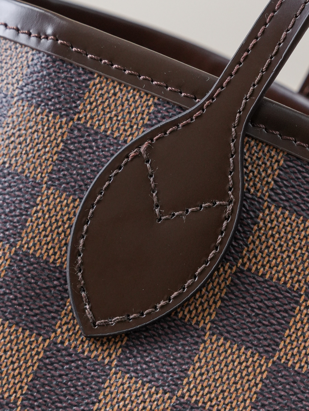 Neverfull Small Tote Bag in Damier Ebene Canvas - Image 8