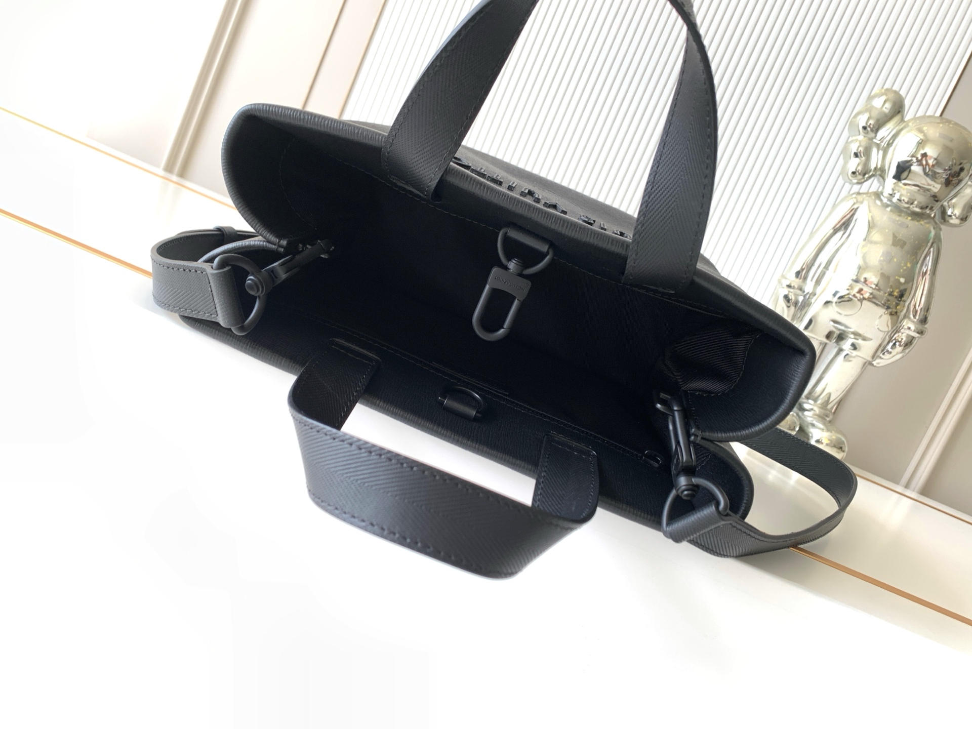 Louis Vuitton Medium Leather Handbag with Detachable Shoulder Strap - Image 8
