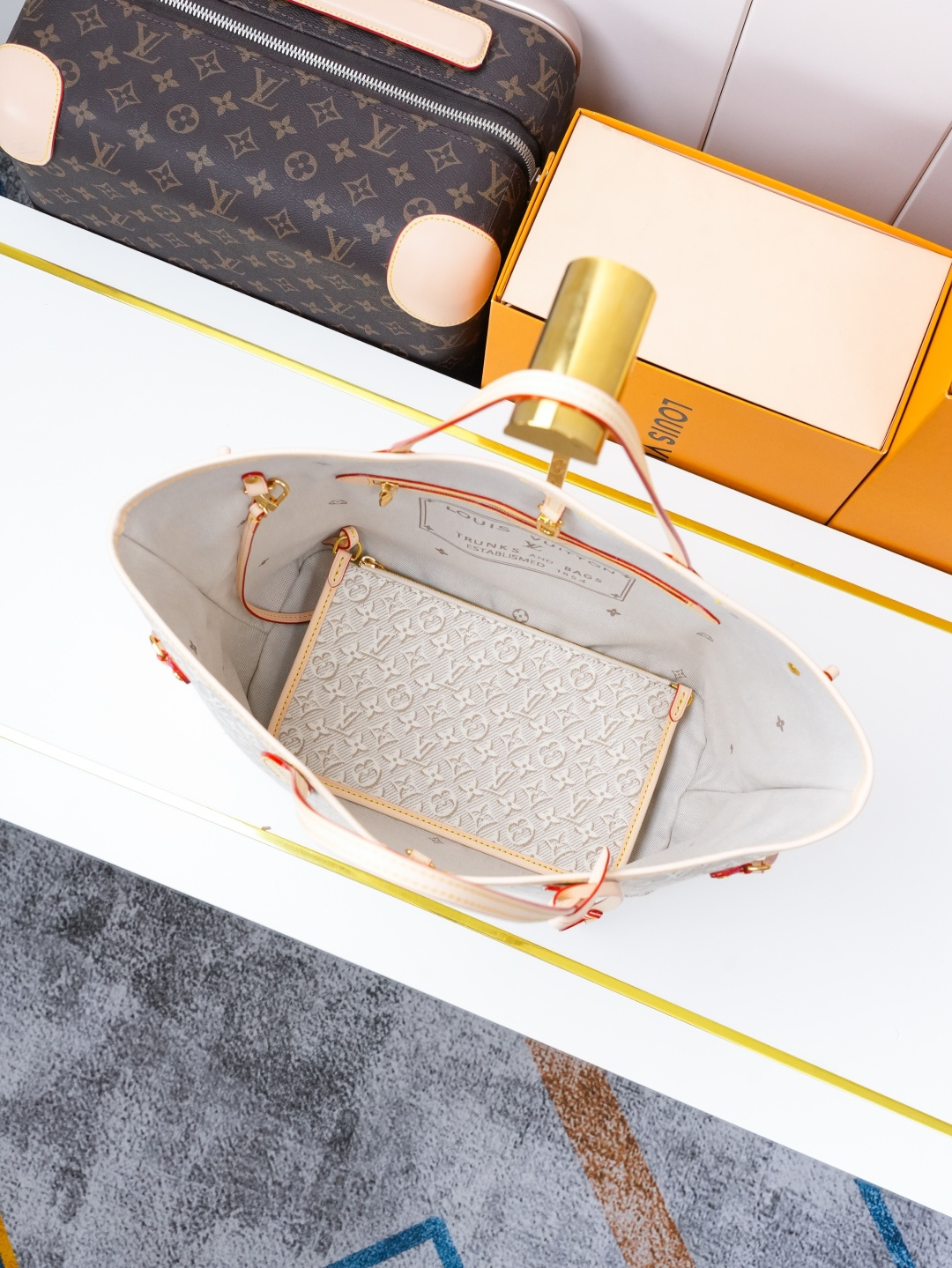 Louis Vuitton Neverfull MM Tote Bag in Monogram Emblème Peuplier - Image 8