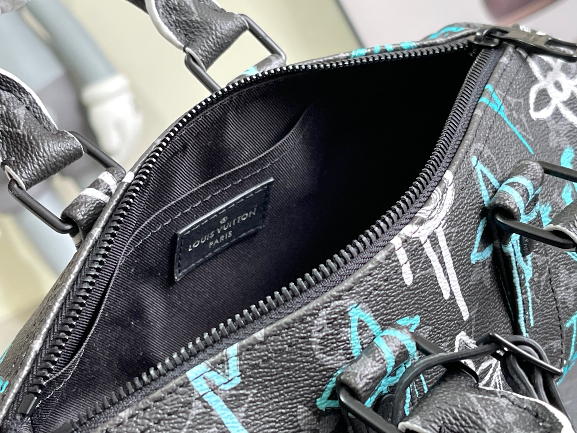 Louis Vuitton Keepall Bandoulière 25 Travel Bag in Monogram Eclipse Canvas - Image 8