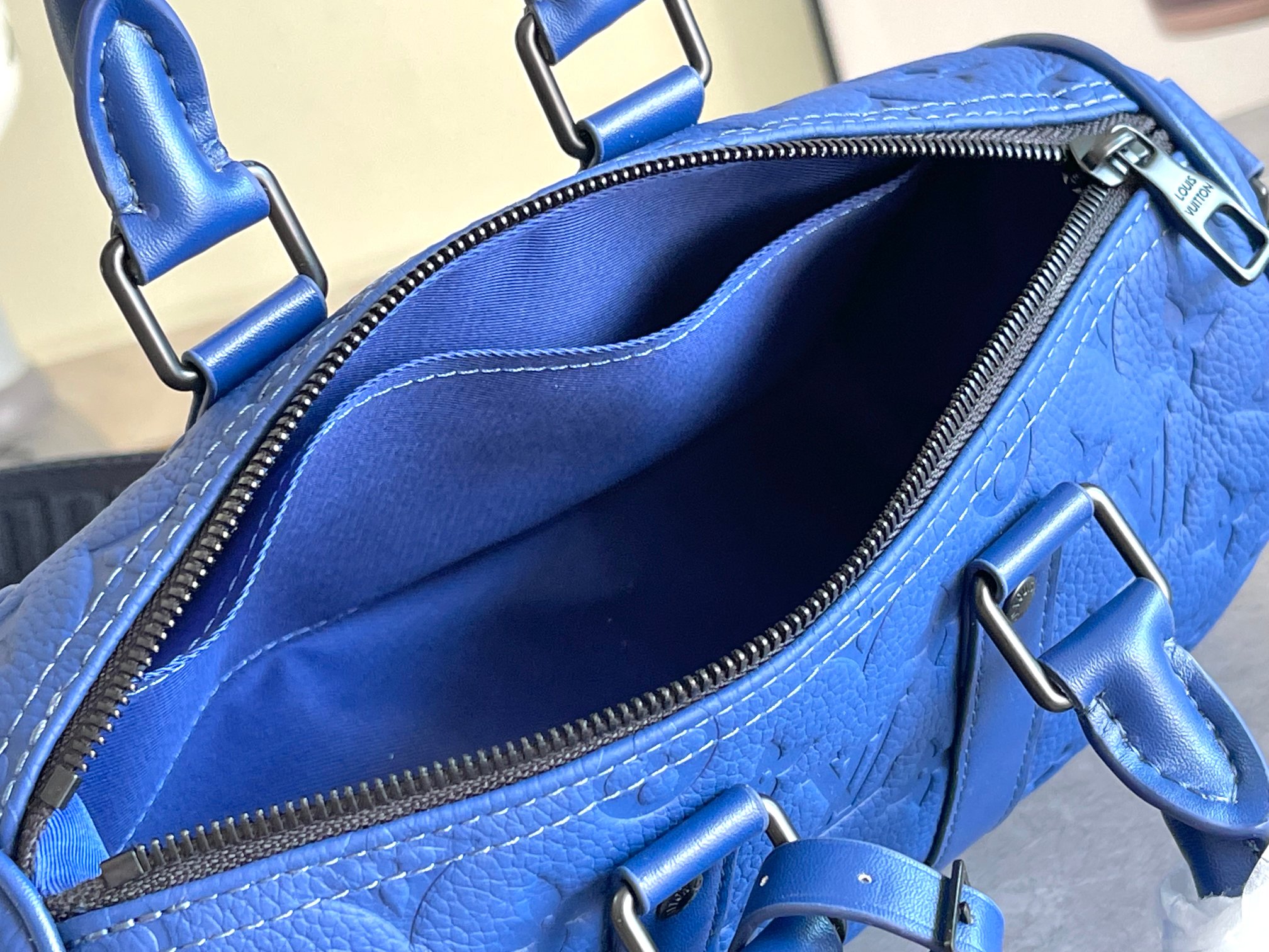 Louis Vuitton Keepall Bandoulière 25 Travel Bag - Image 8