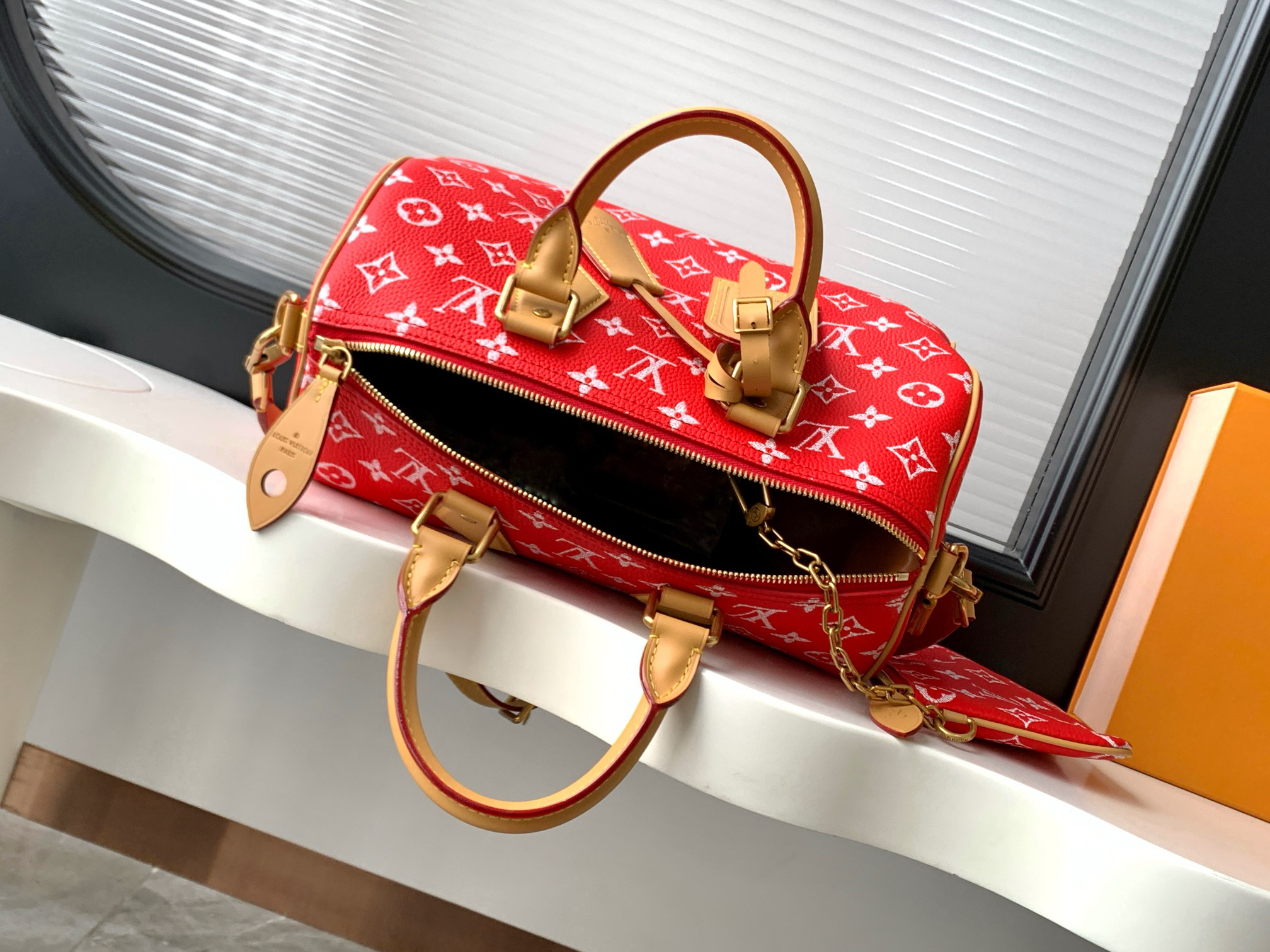 Speedy P9 Bandoulière 30 Leather Handbag - Image 8