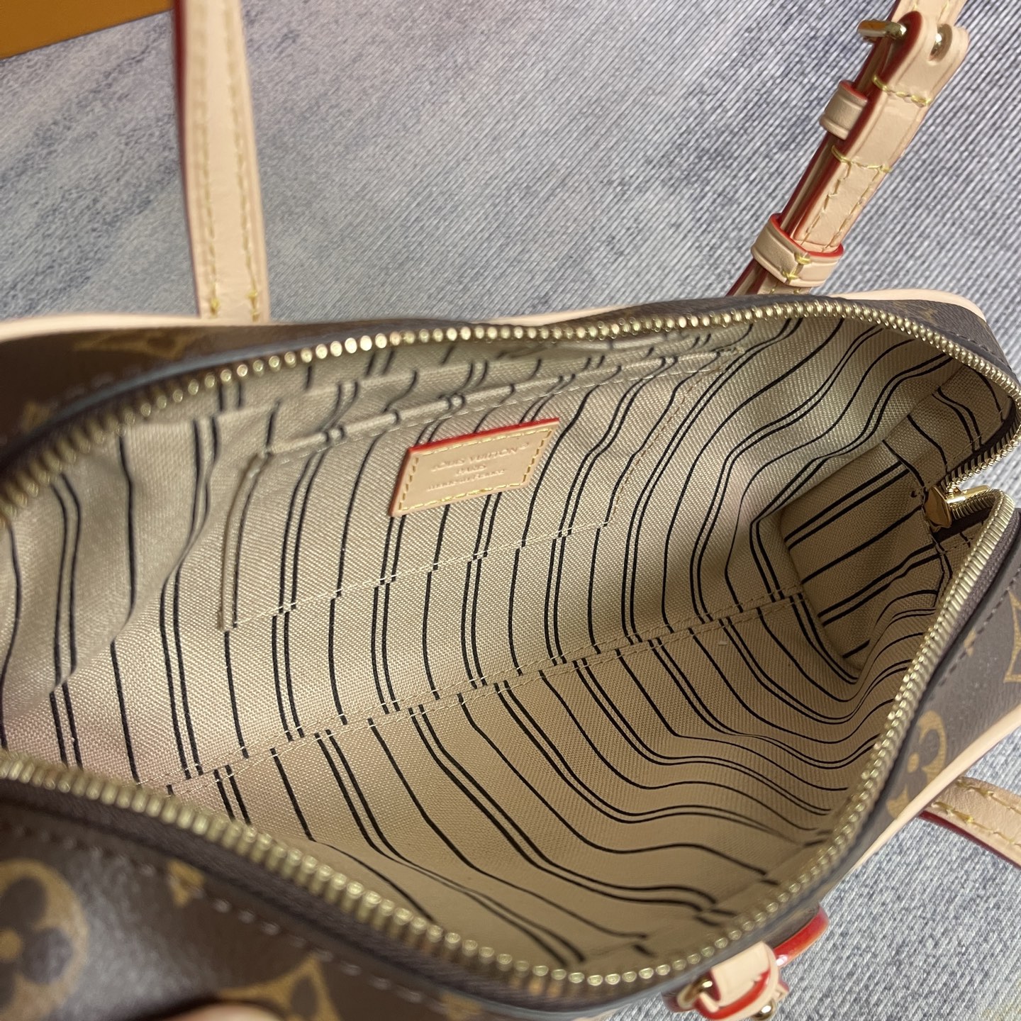 Louis Vuitton Hang On Handbag in Monogram Canvas - Image 8
