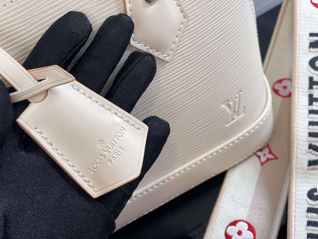 Louis Vuitton Alma BB Crossbody Bag in White Epi Leather - Image 8